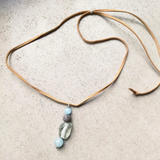 Akvamariini kaulakoru nahkanauhalla