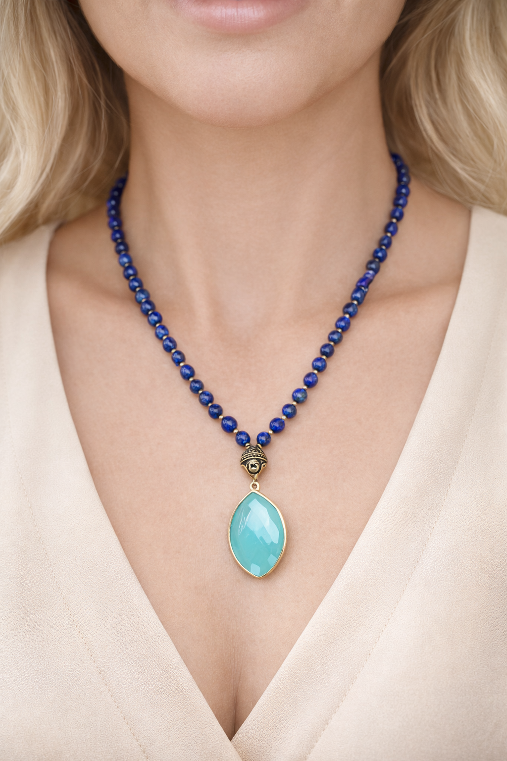 Lapis lazuli kaulakoru sinisellä kalsedonilla ja messinkikoristeella.