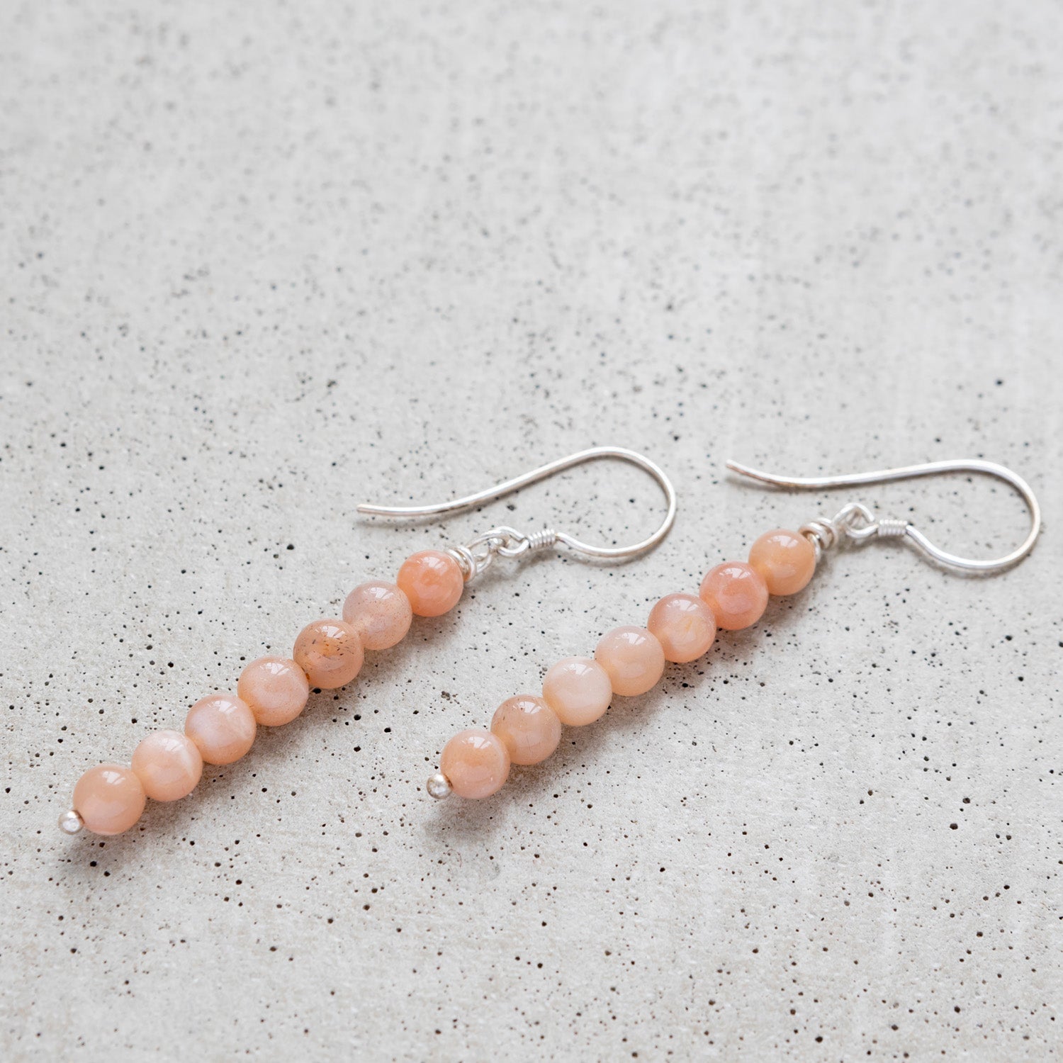 Aurinkokivi korvakorut hopeisilla koukuilla