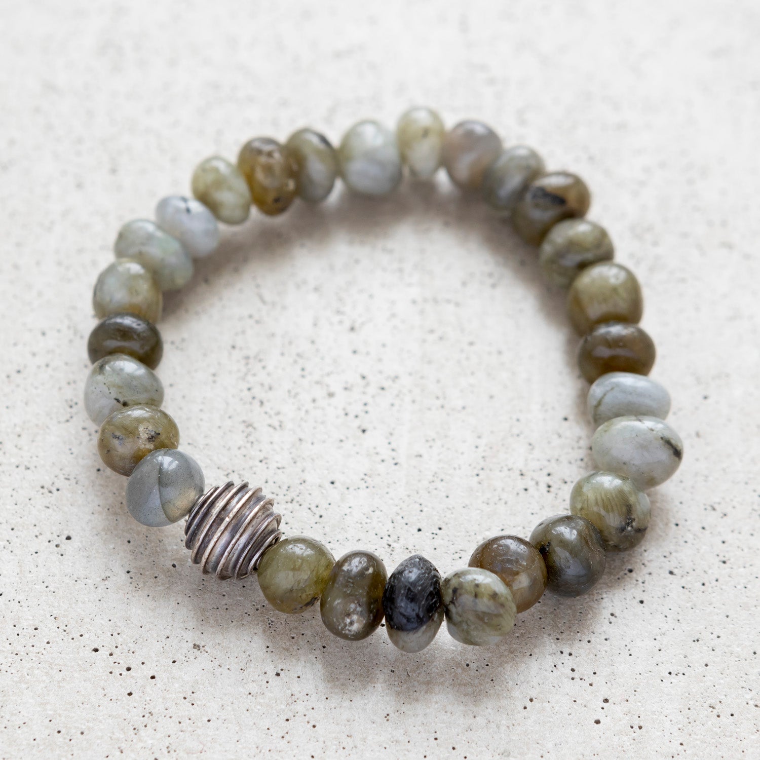 Labradoriitti rannekoru hopeisella koristeella