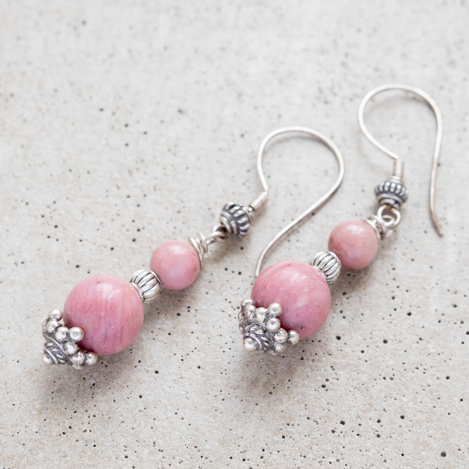 Rodokrosiitti korvakorut hopeisilla koristeilla