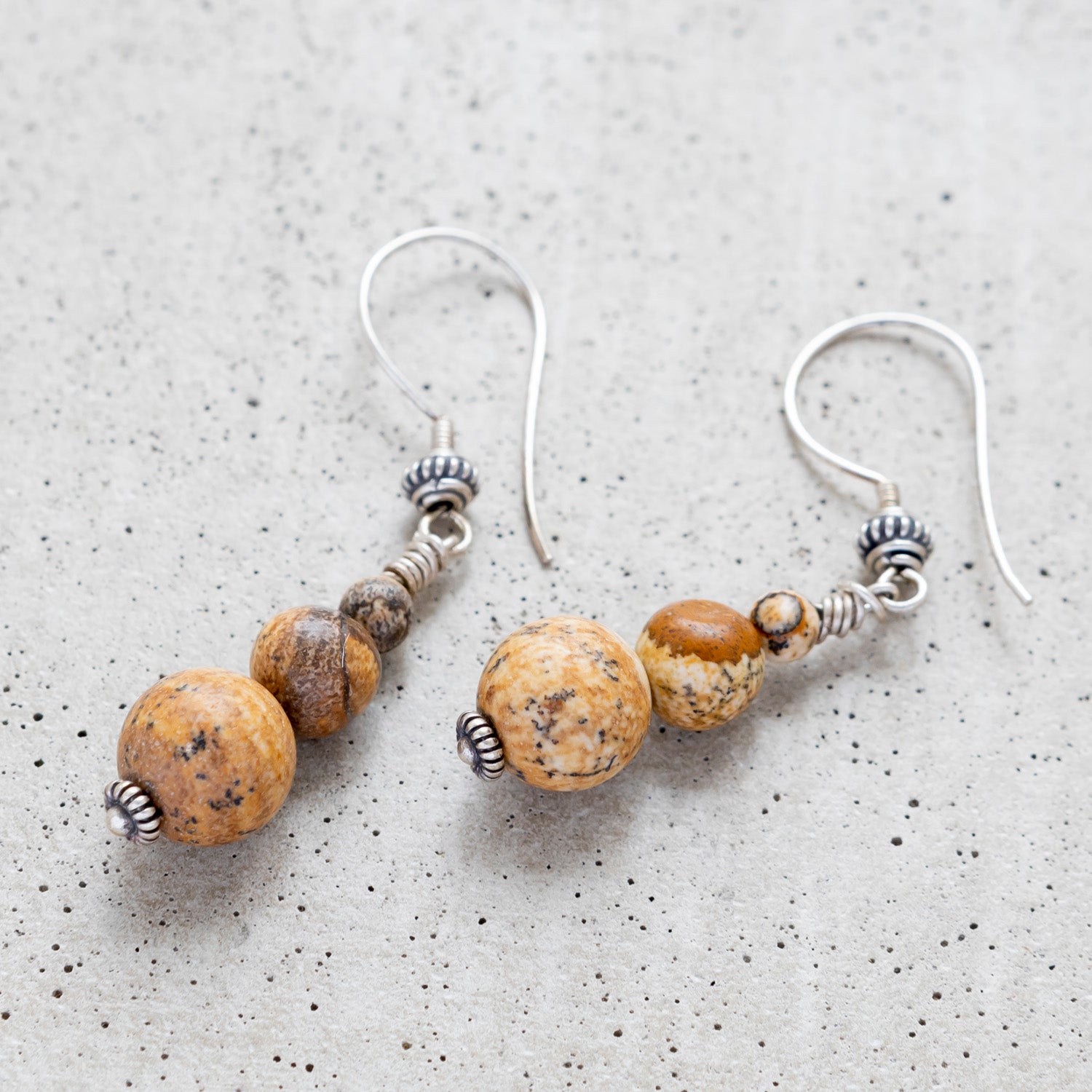 Maisemajaspis korvakoru hopeisilla korunosilla