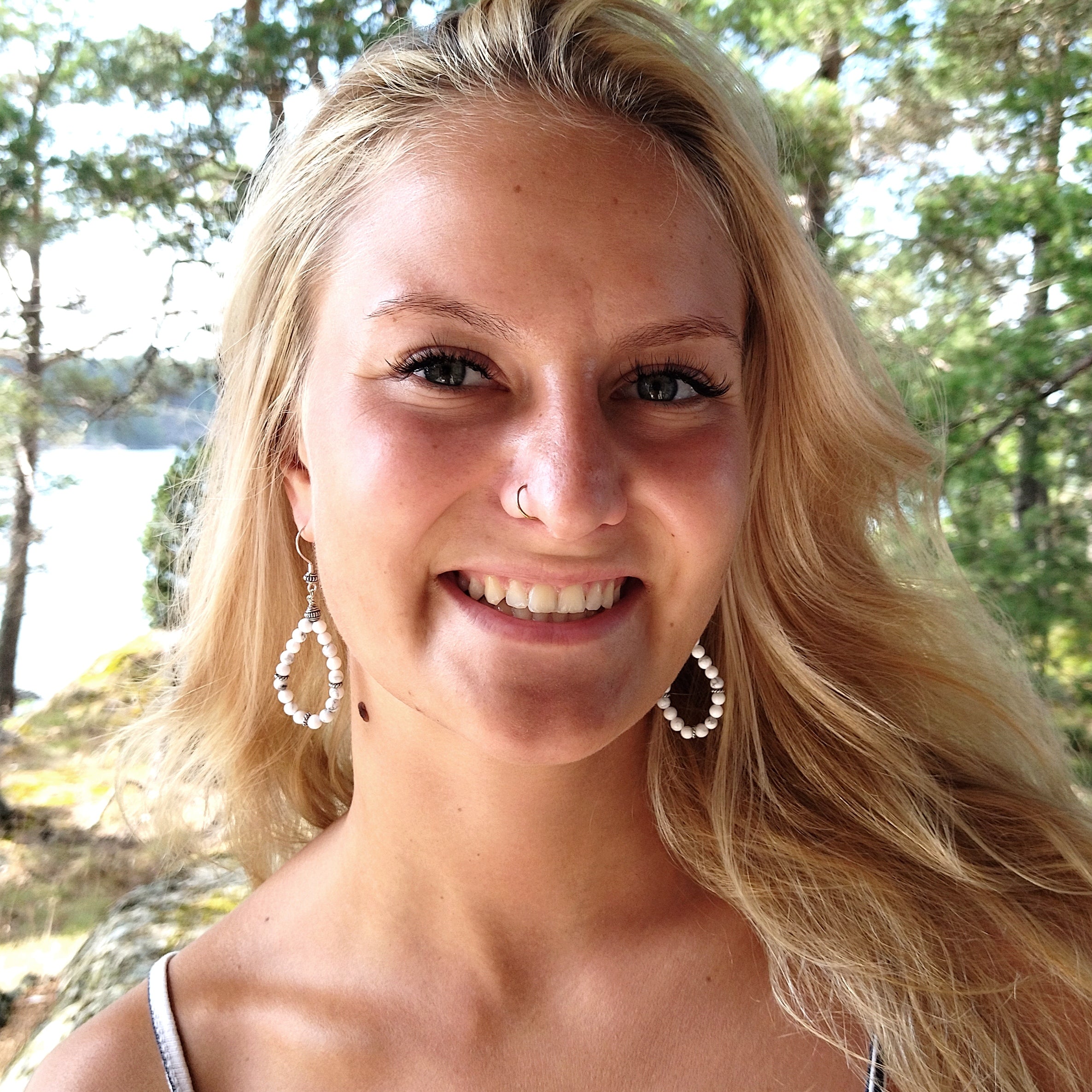 Howliittikorvakorut hopeaosilla