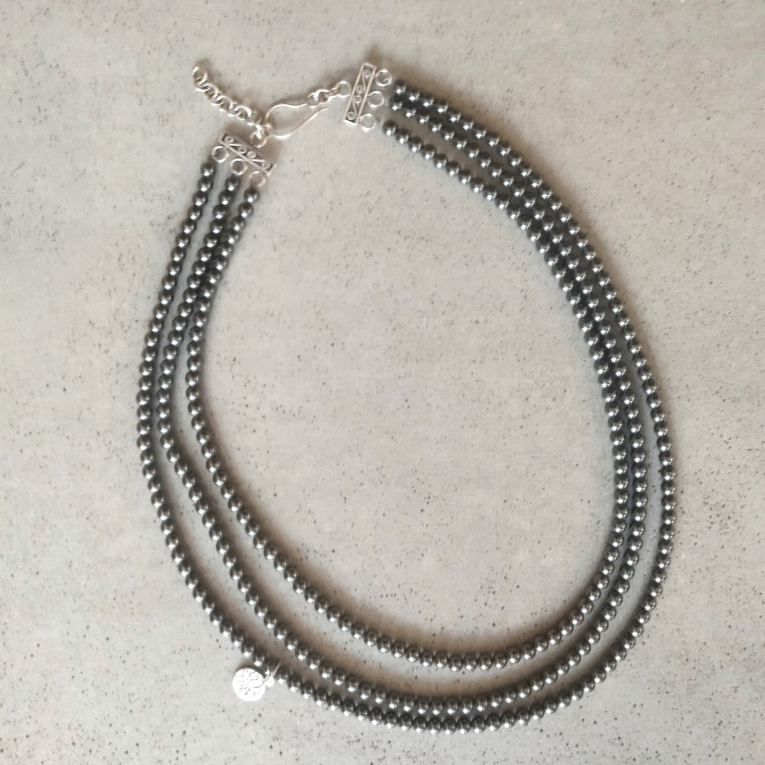 Hematiitti kaulakoru