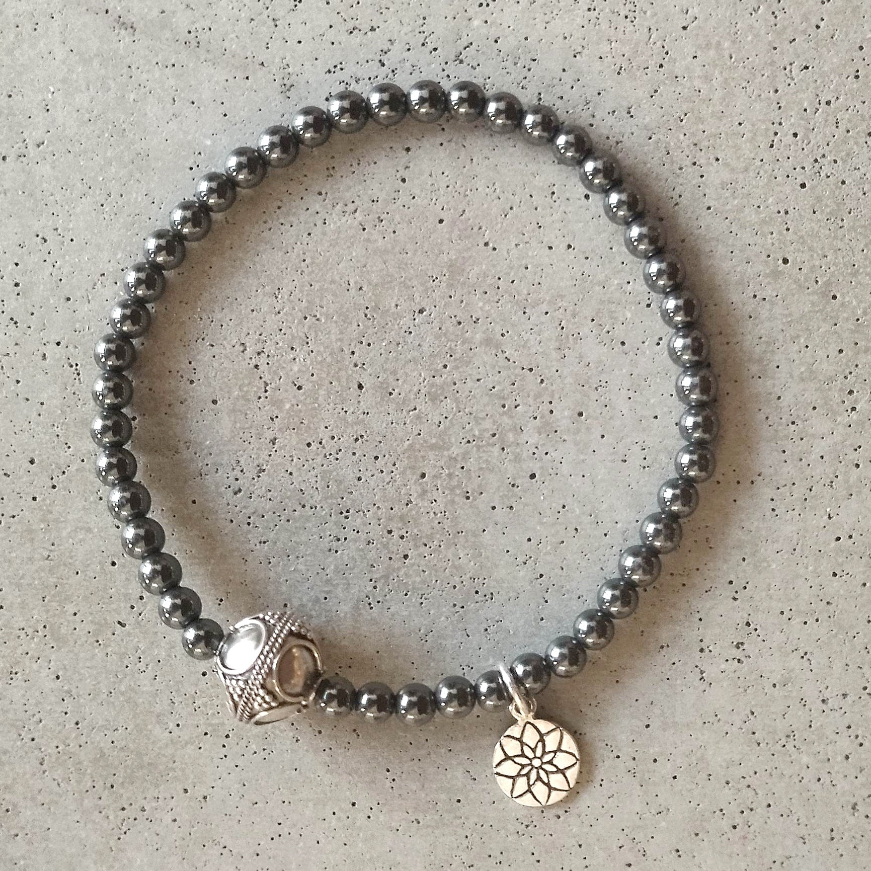 Hematiitti rannekoru hopeisilla koristeilla