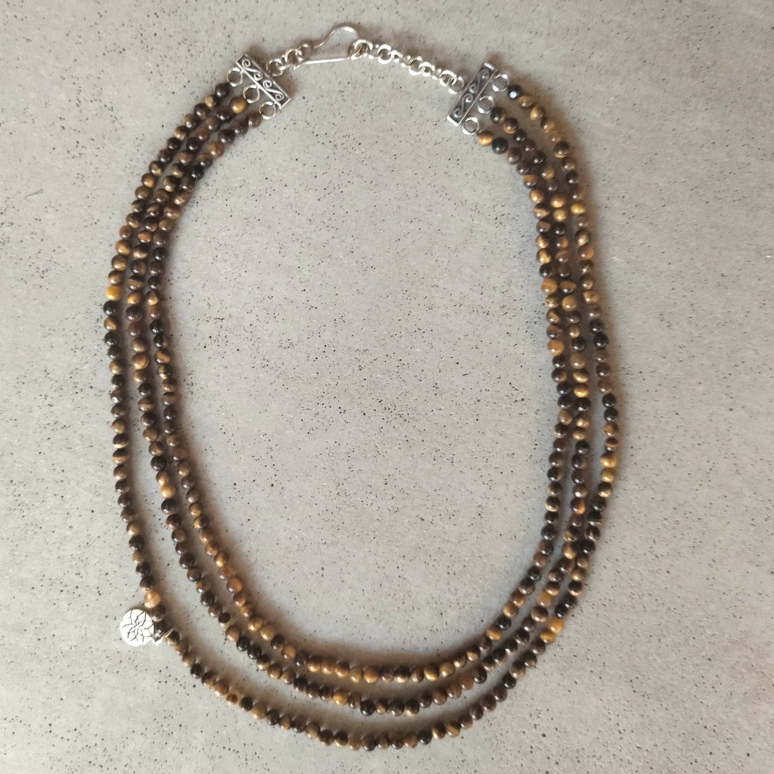 Tiikerinsilmä kaulakoru