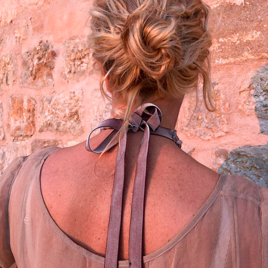 Otsa- / kaulapanta, johon on kiinnitetty ruusukvartsi kiviä.