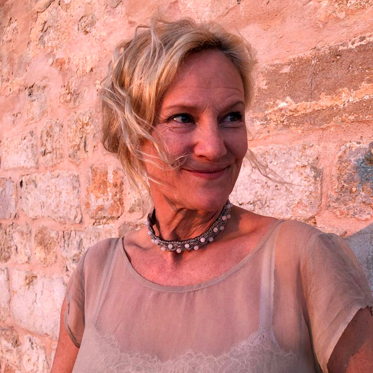 Otsa- / kaulapanta, johon on kiinnitetty ruusukvartsi kiviä.