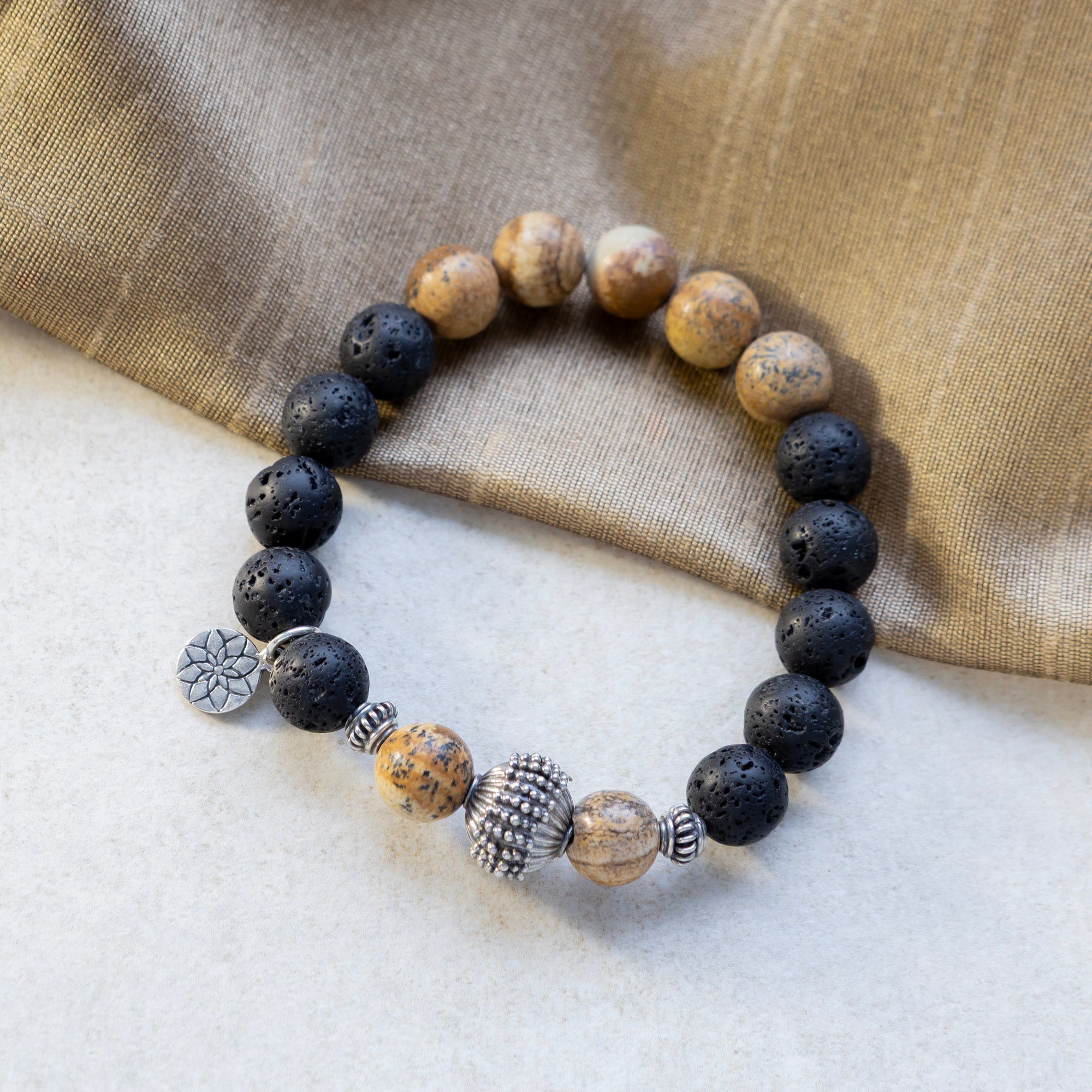 Laavakivi / maisemajaspis rannekoru käsintehdyillä hopeaosilla