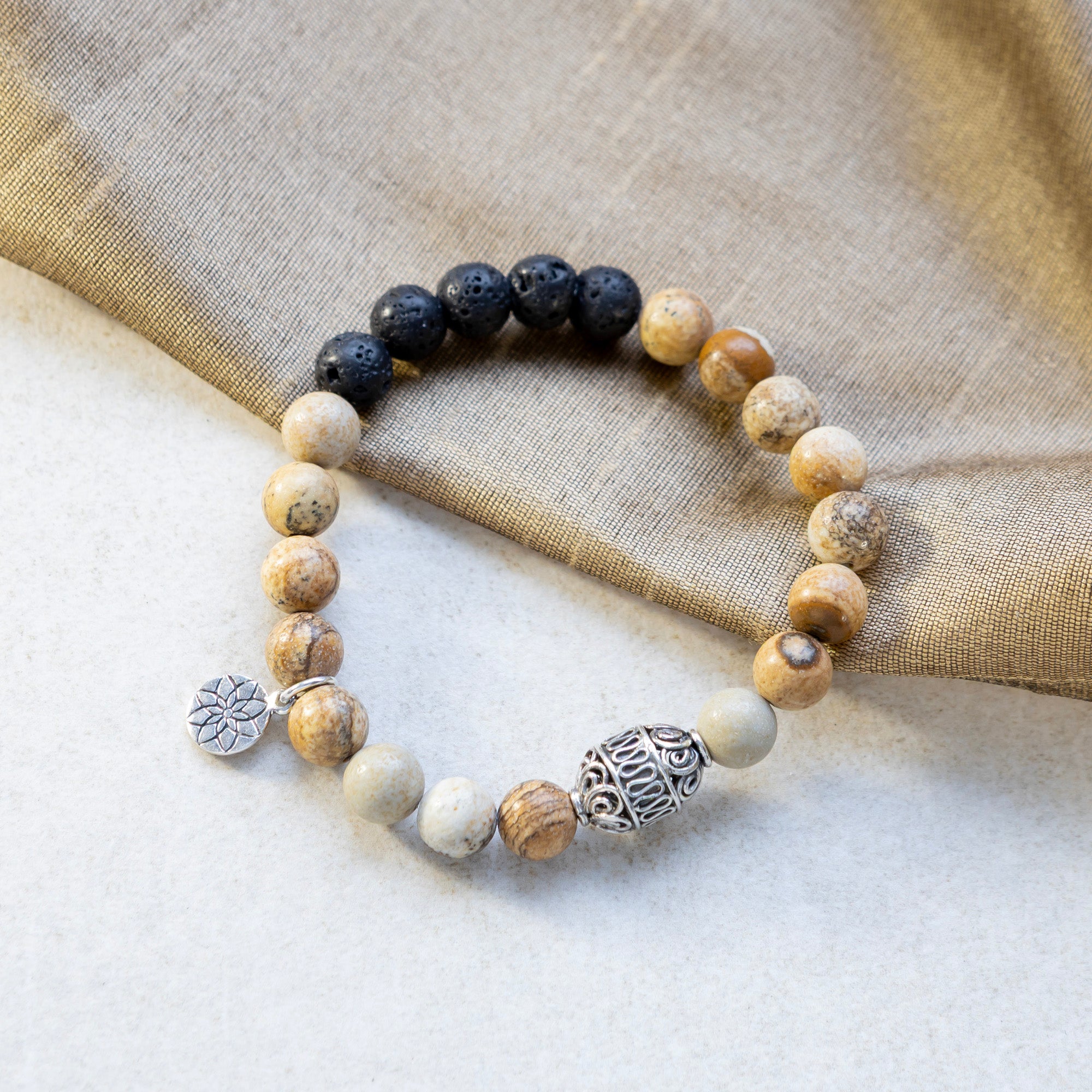 Maisemajaspis / laavakivi rannekoru käintehdyillä hopeaosilla