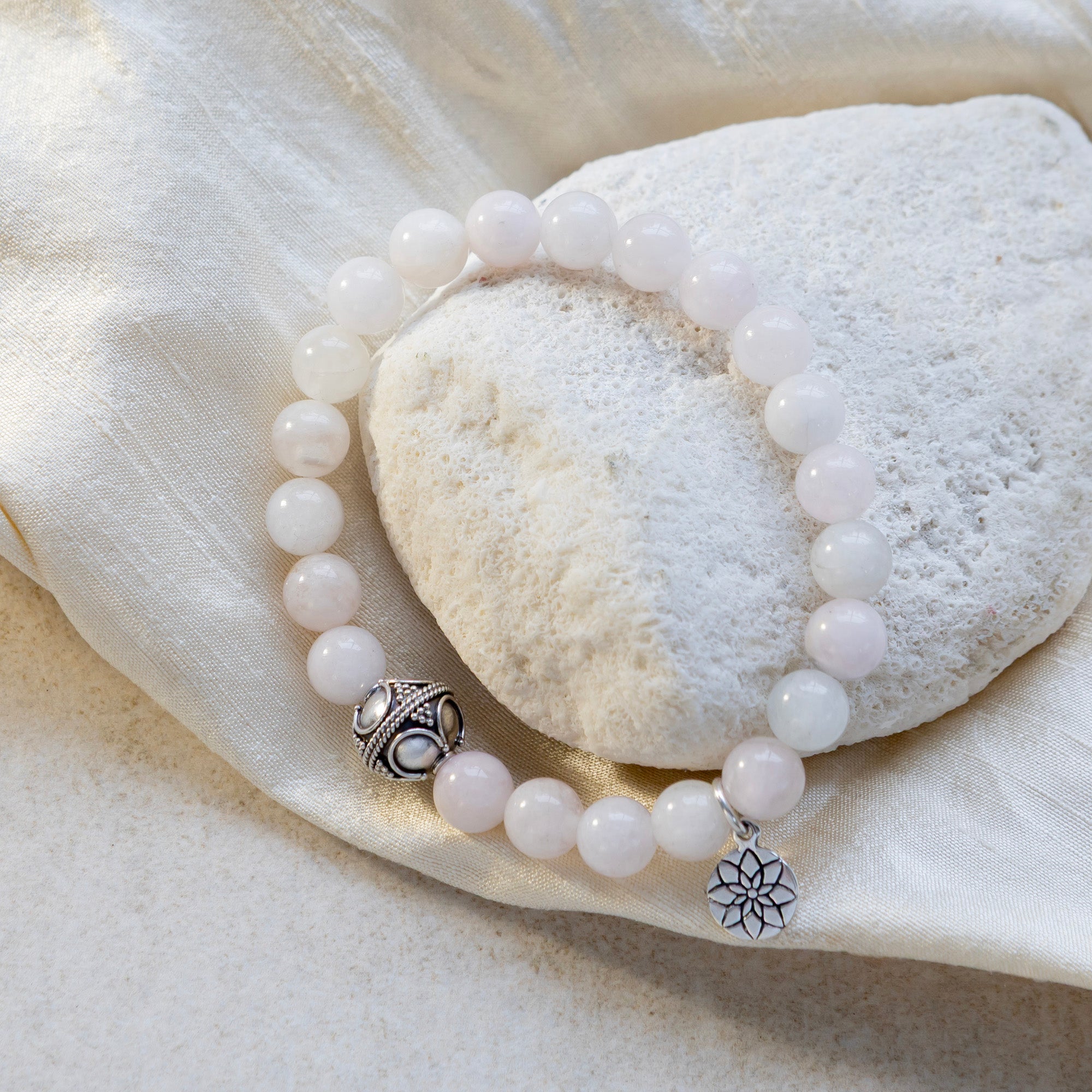 Vaaleanpunainen opaali rannekoru hopeisilla korunosilla