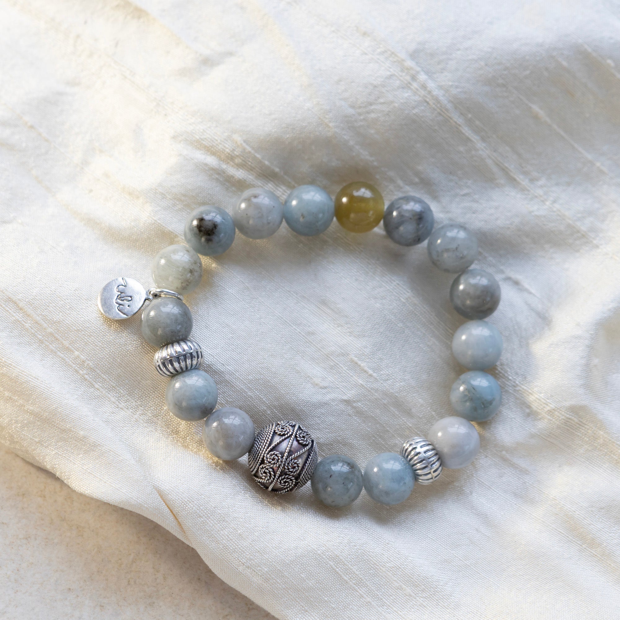 Labradoriitti rannekoru käsintehdyillä hopeaosilla