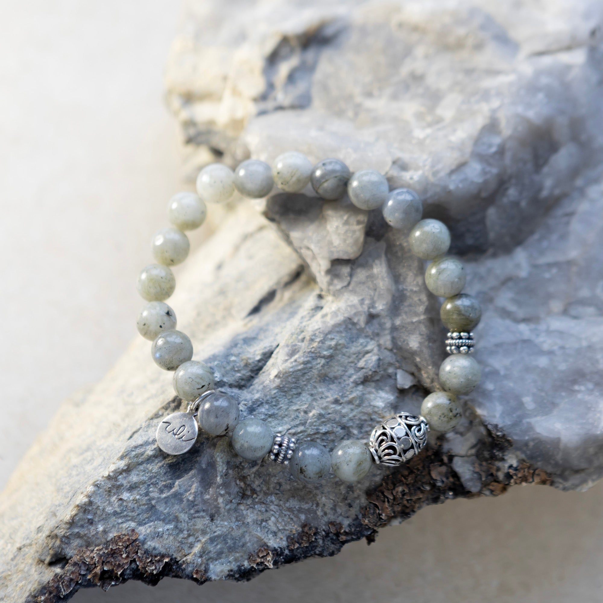 Labradoriitti ranekoru käsintehdyillä hopeaosilla