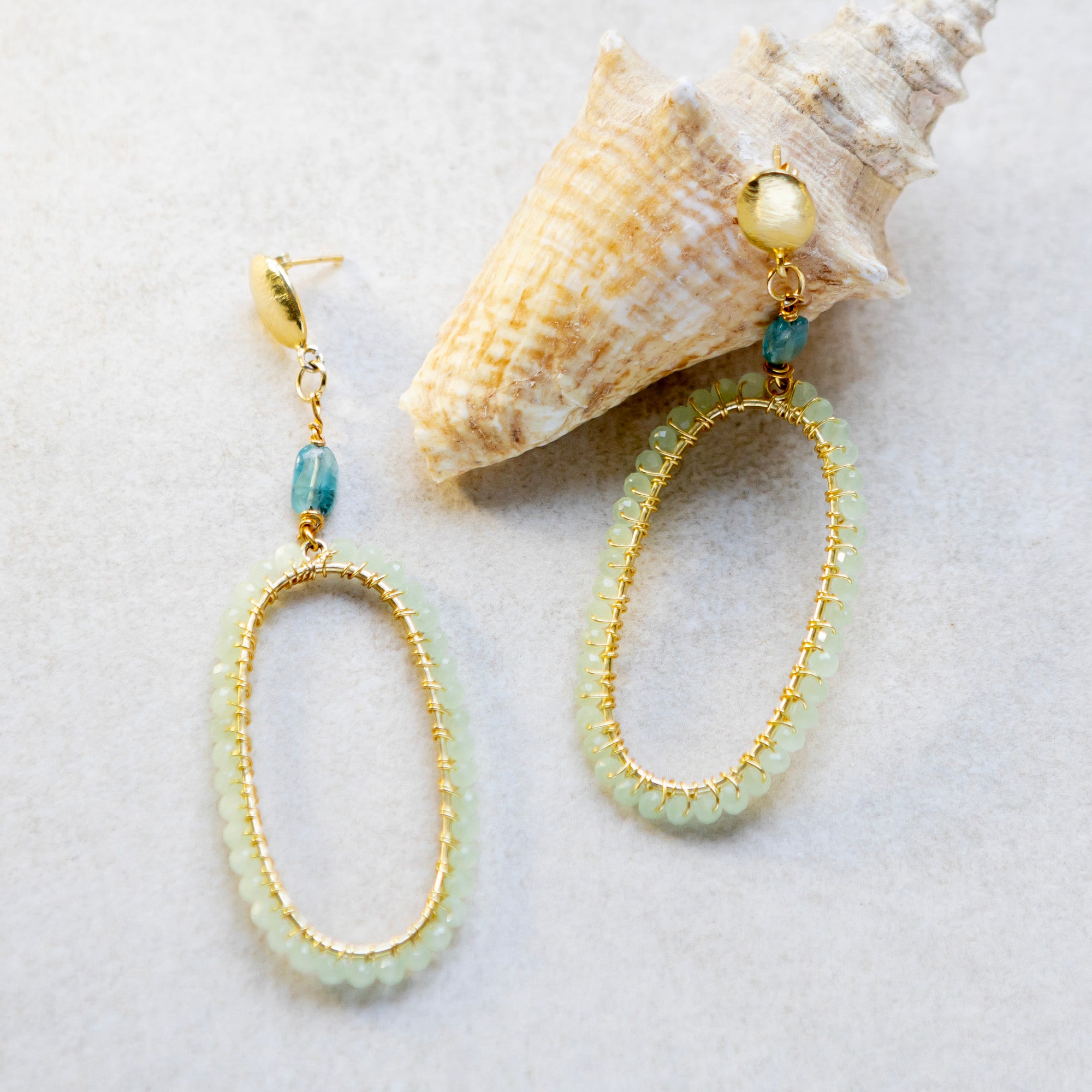 Soikeat korvakorut vihreästä kalsedonista ja apatiitista