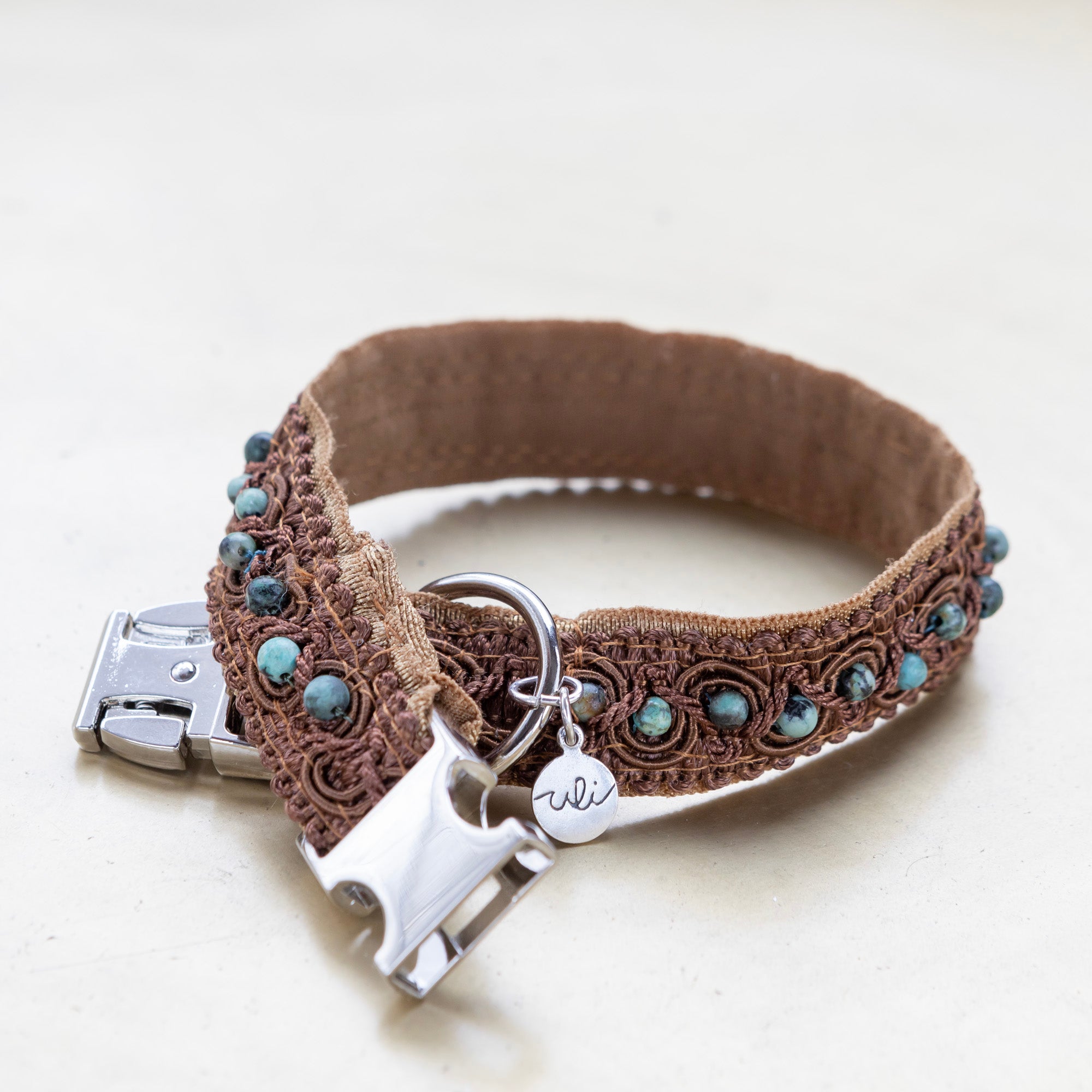 Rannekoru turkoosi kivillä