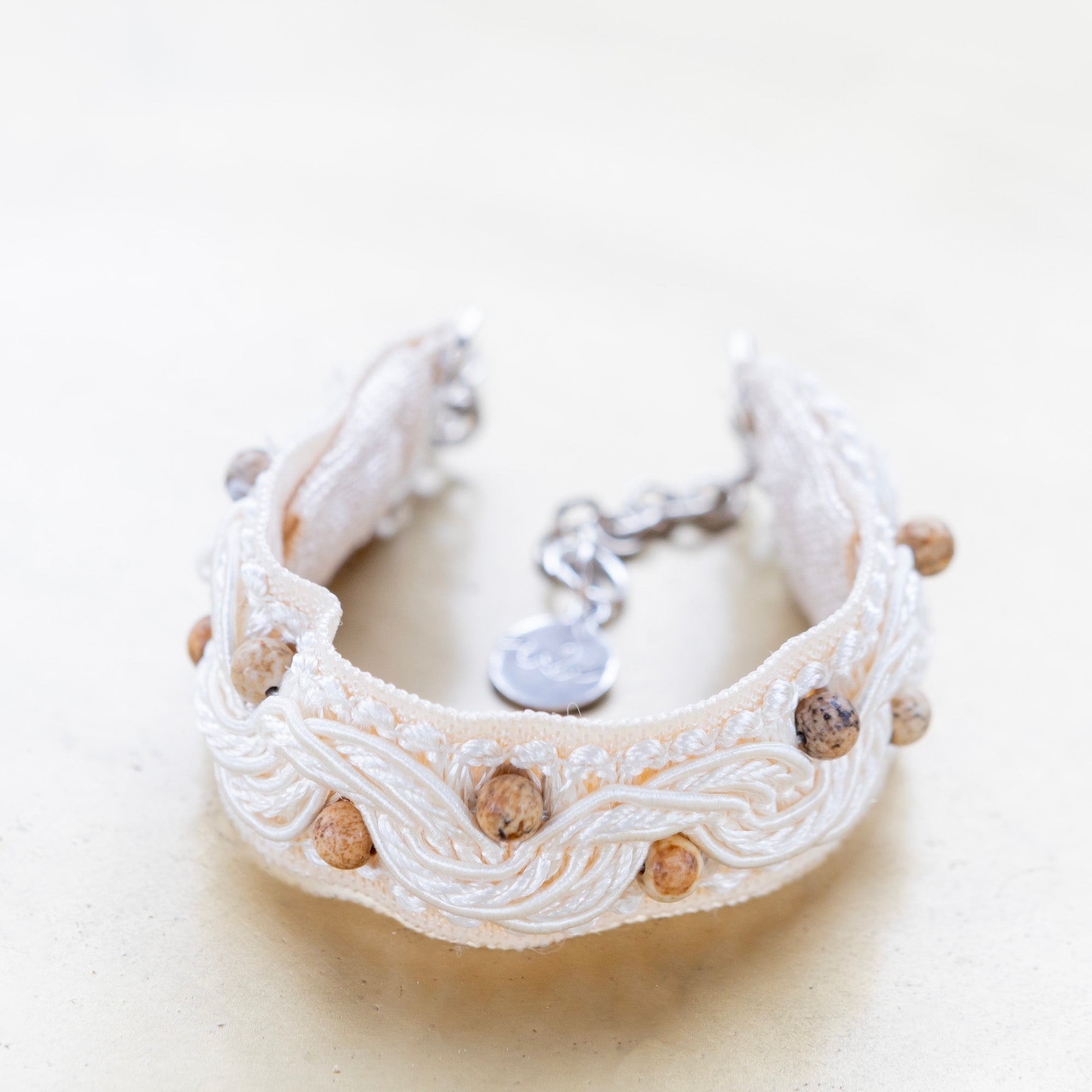 Rannepanta maisemajaspis kivillä