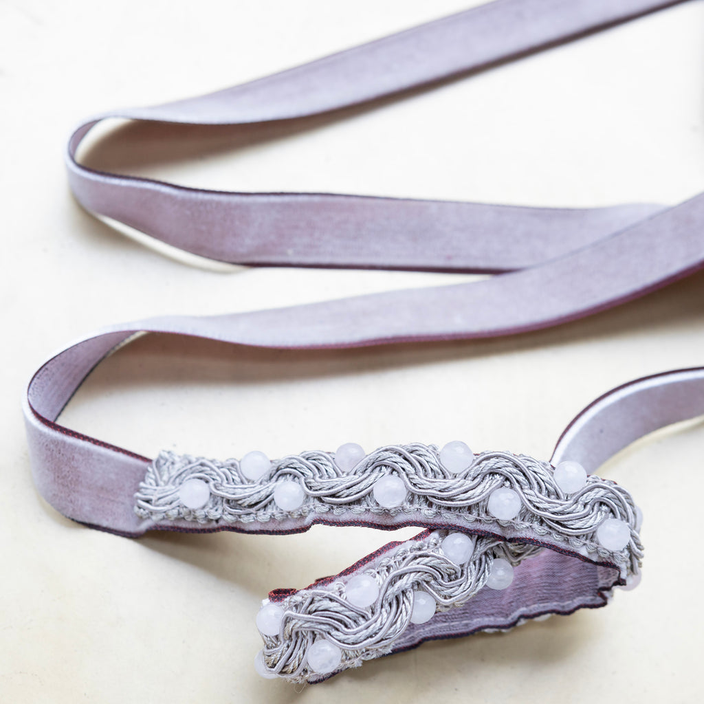 Otsa- / kaulapanta, johon on kiinnitetty ruusukvartsi kiviä.