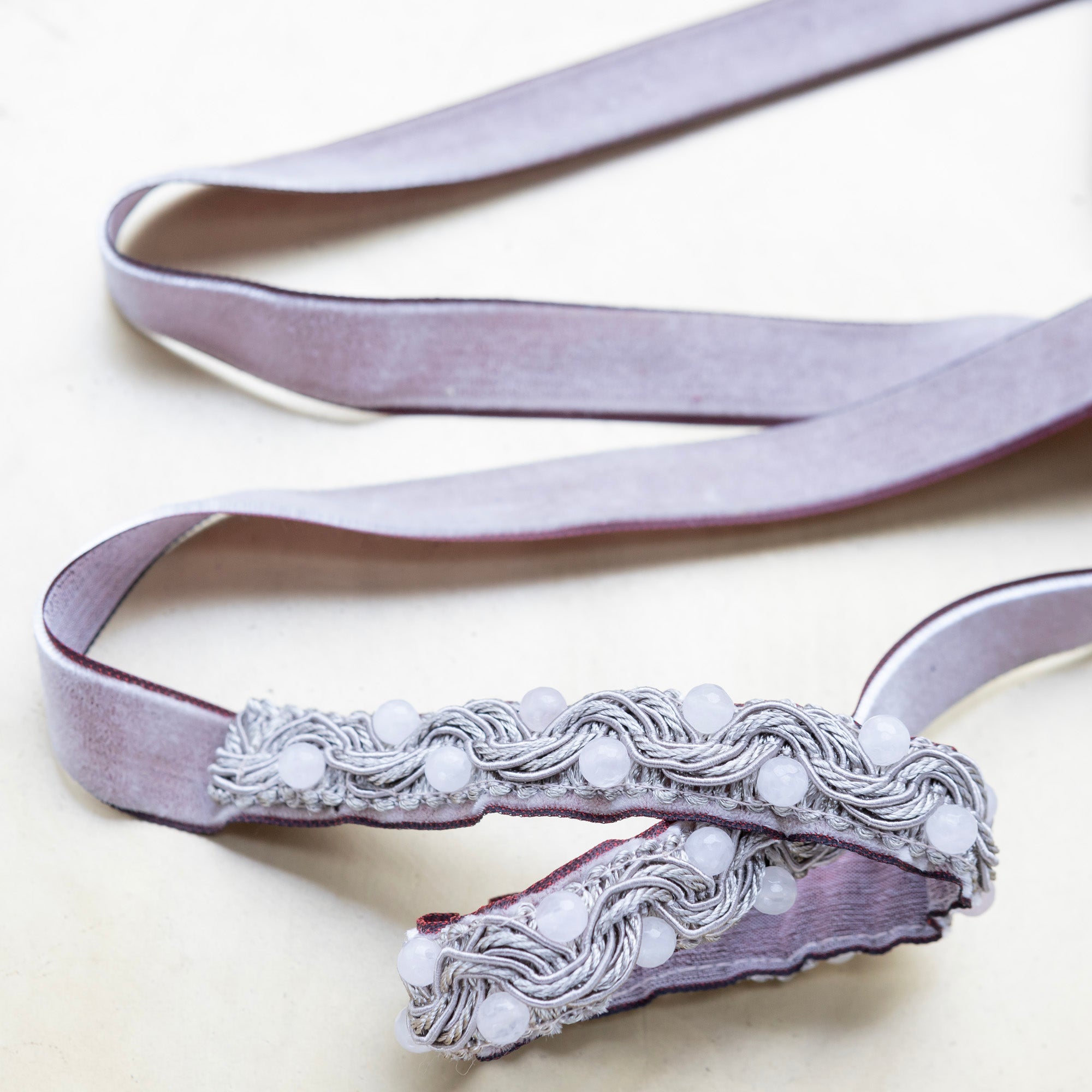 Otsa- / kaulapanta, johon on kiinnitetty ruusukvartsi kiviä.