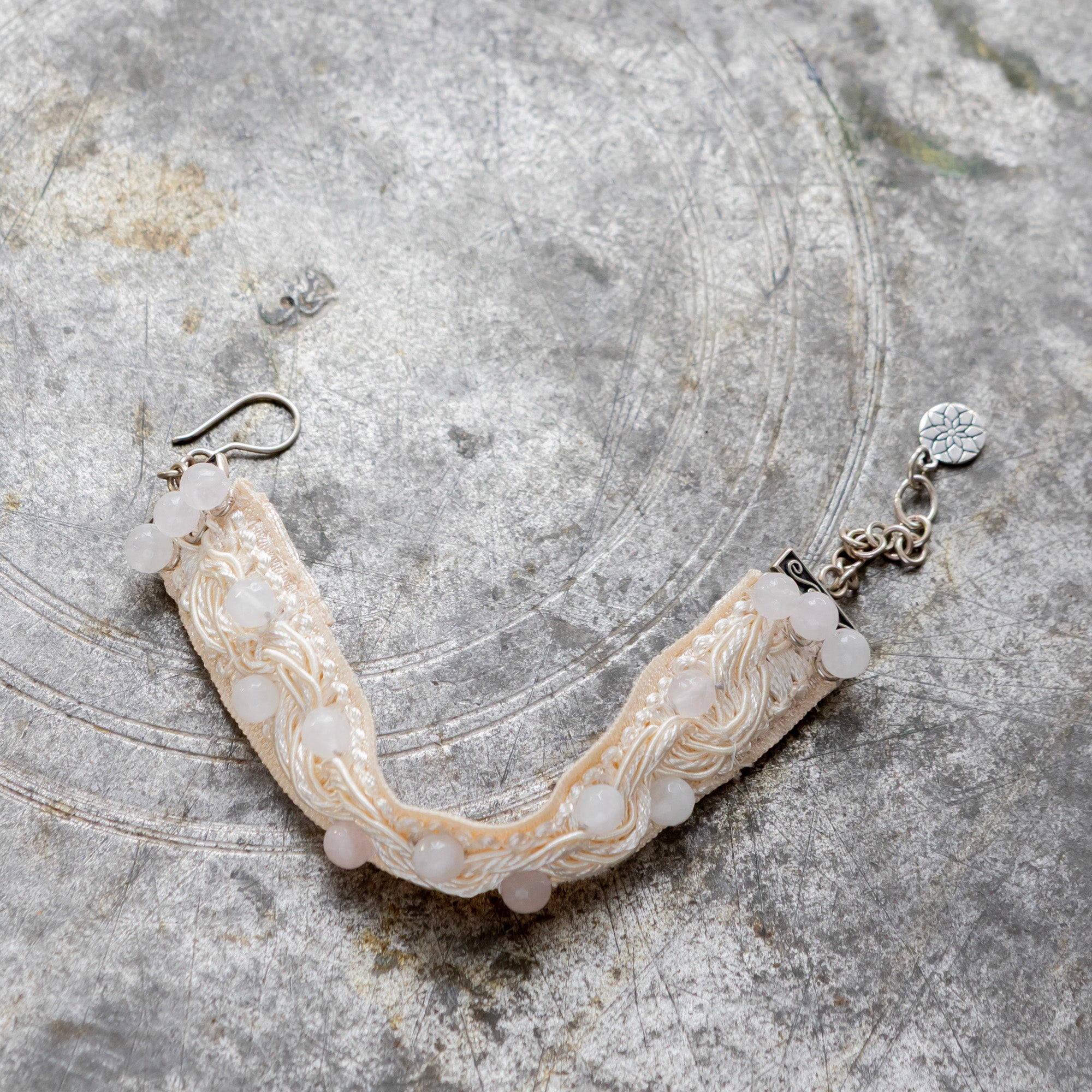 Ruusukvartsi rannepanta hopeisella lukolla