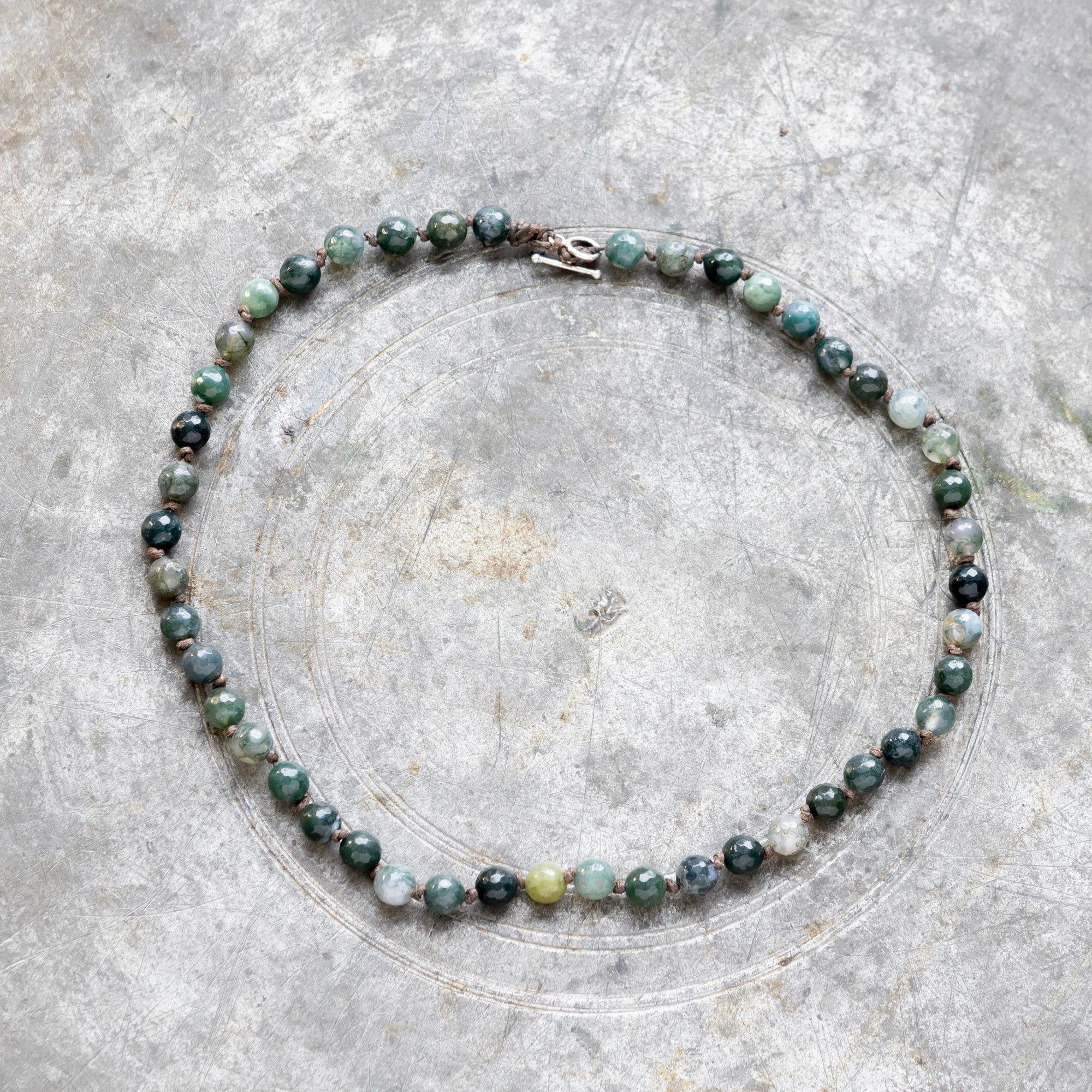 Sammalakaatista solmittu kaulakoru