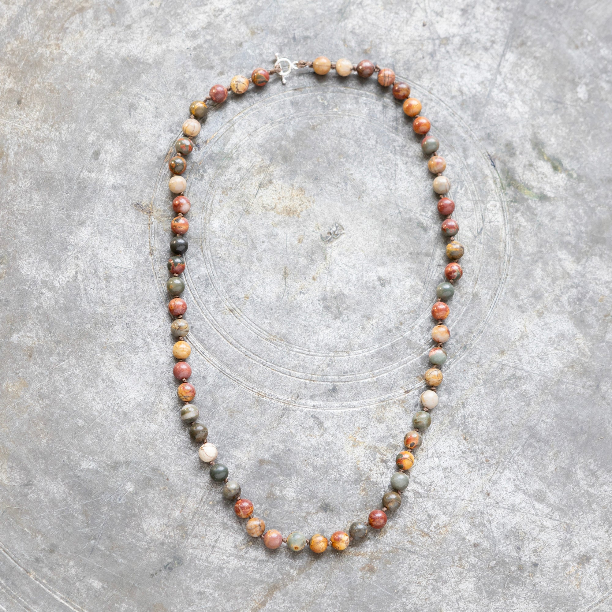 Pikasso jaspiksesta solmittu kaulakoru