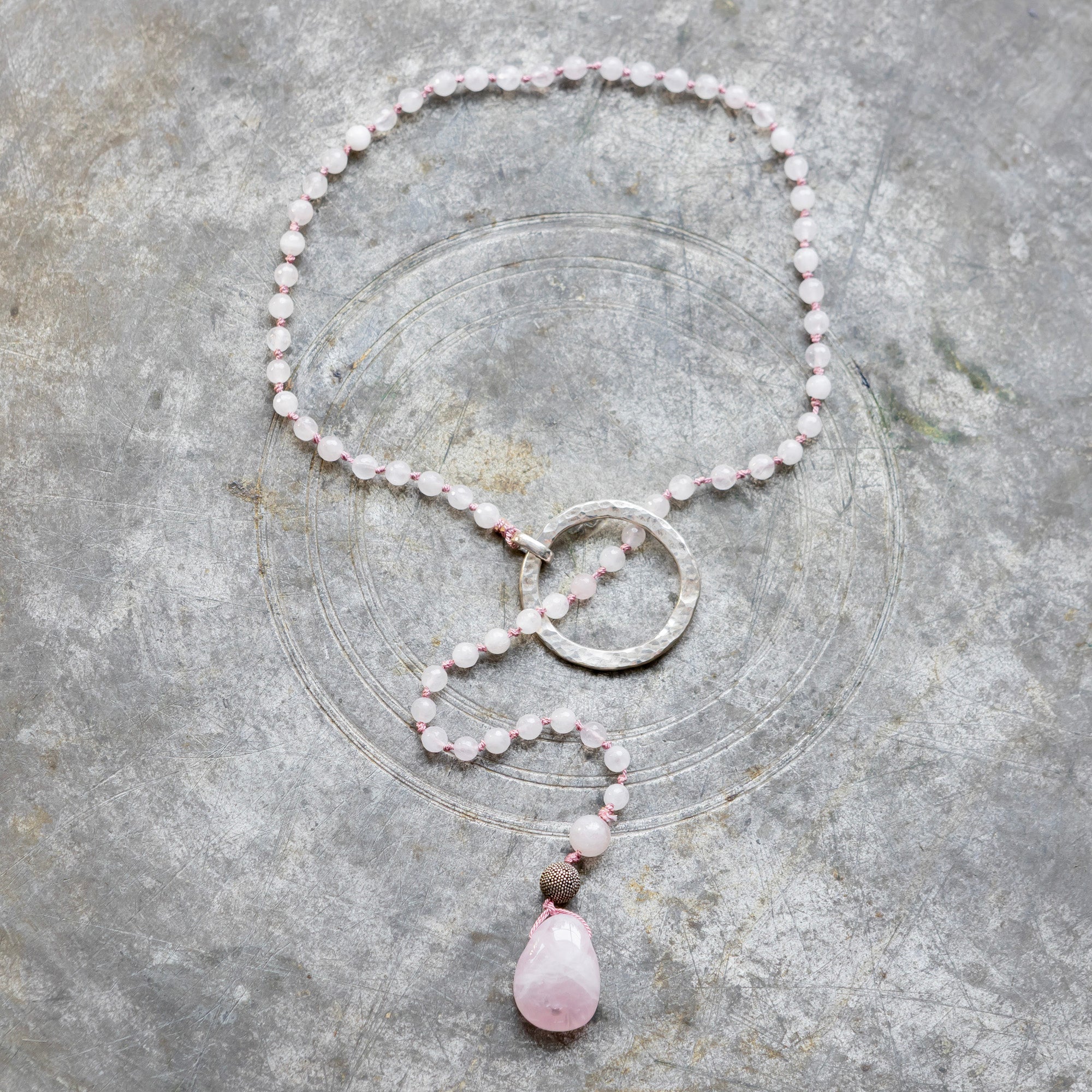 Ruusukvartsi kaulakoru hopeisilla käsintehdyillä korunosilla