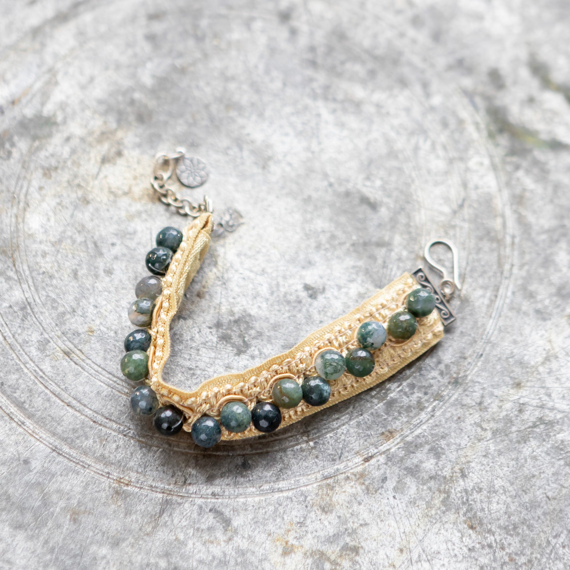 Sammalakaatti rannepanta hopeisella lukolla