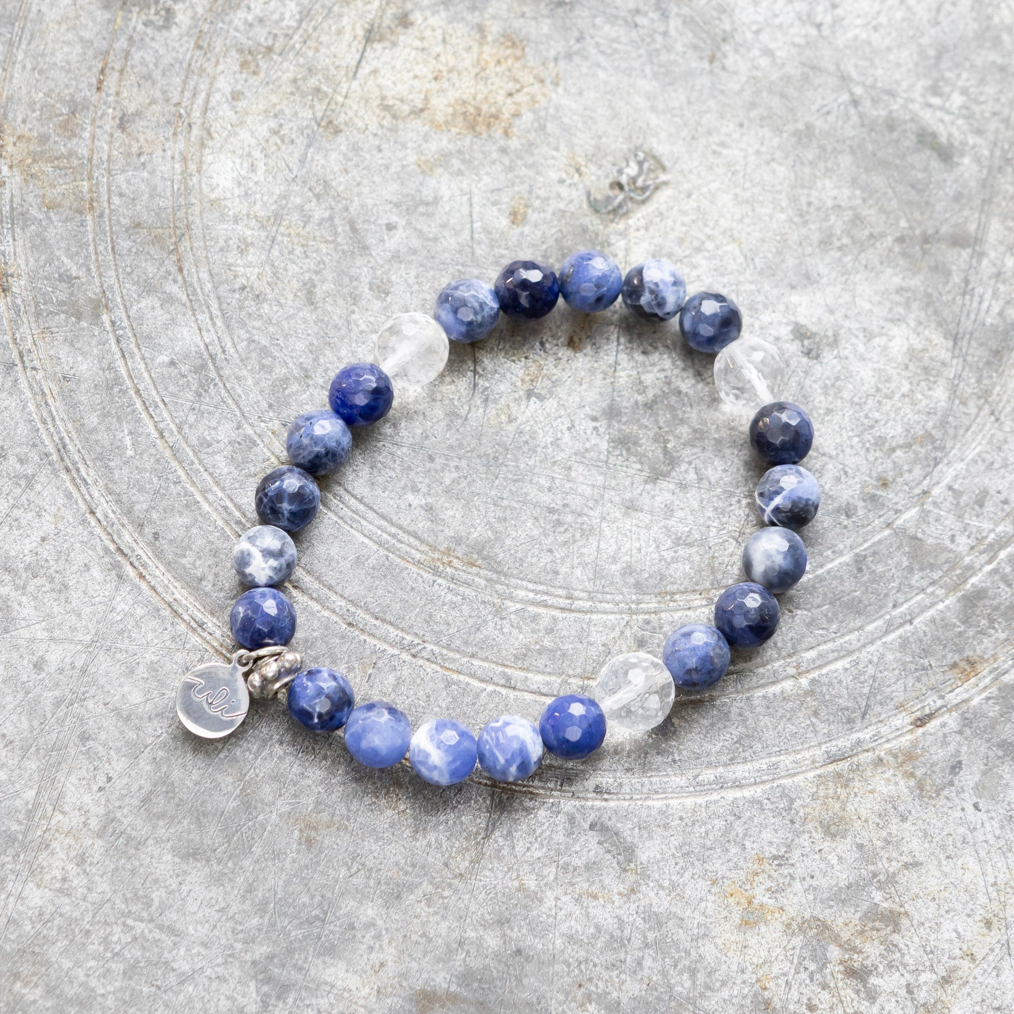 Sodaliitti / vuorikristalli rannekoru hopeisilla osilla