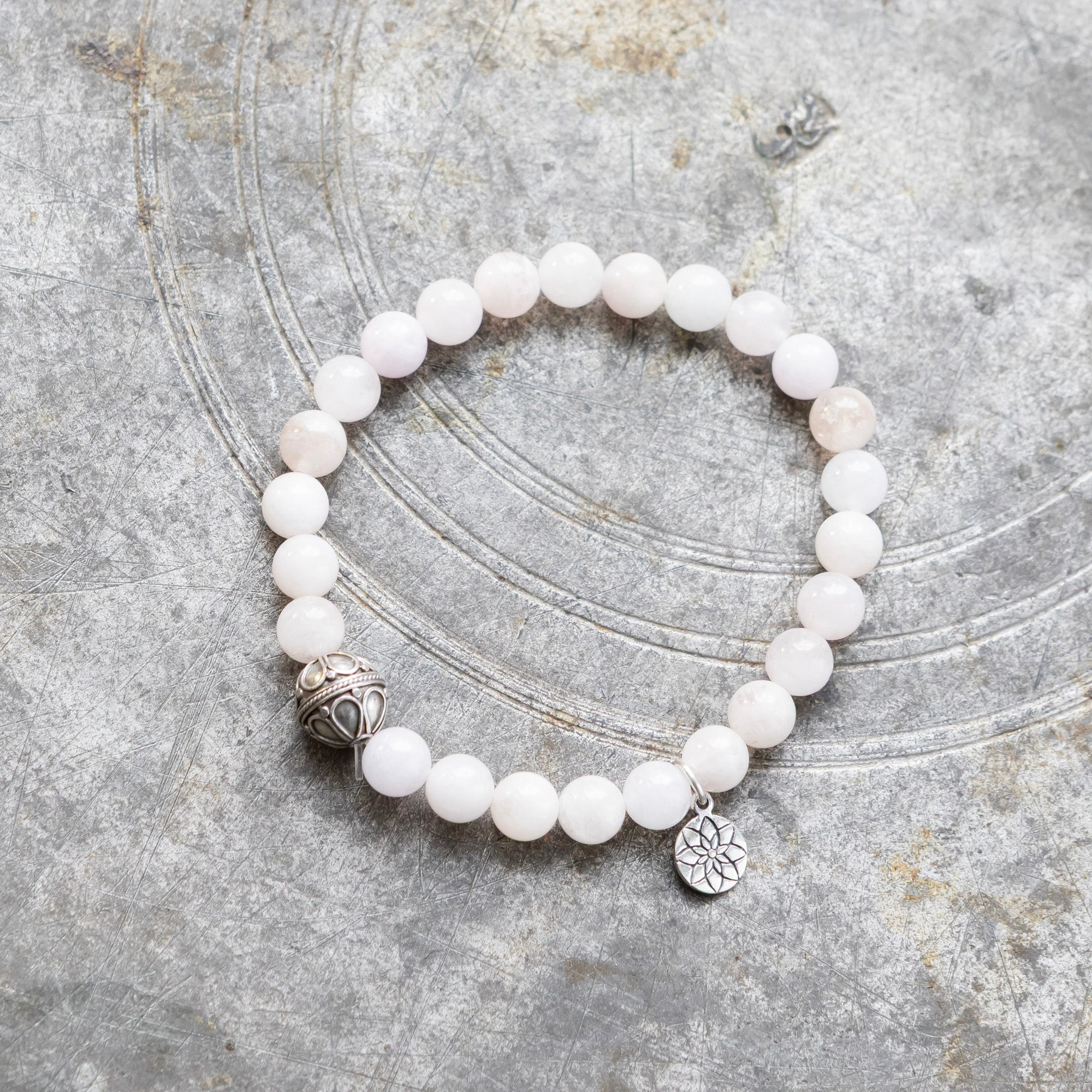 Vaaleanpunainen opaali rannekoru hopeisilla käsintehdyillä koristeilla