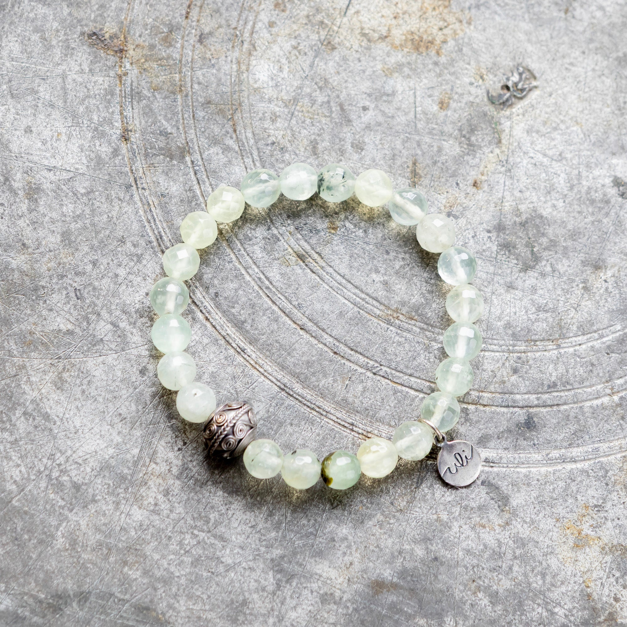 Prehniitti rannekoru käsintehdyillä hopeakoristeilla