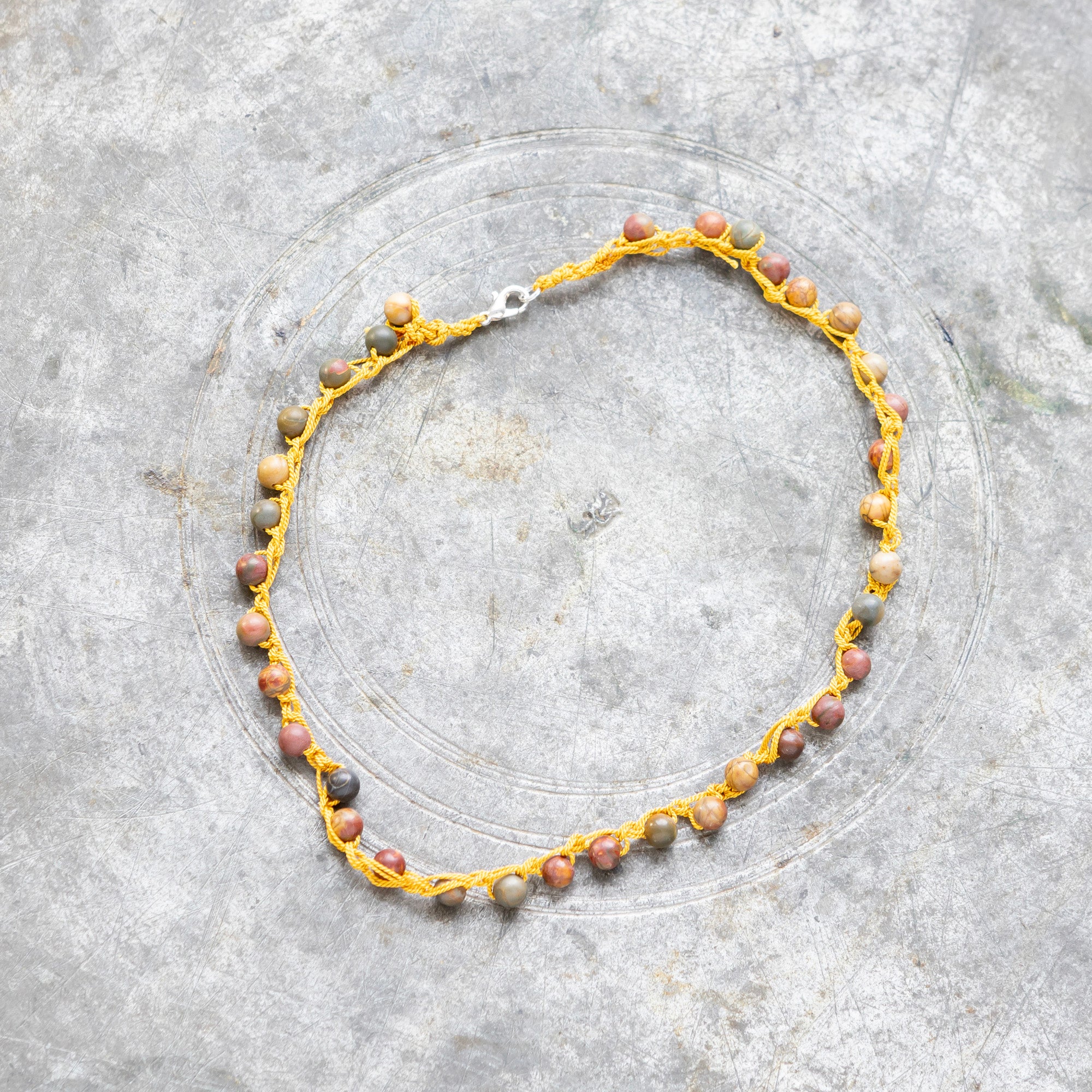 Picasso jaspiksesta virkattu kaulakoru