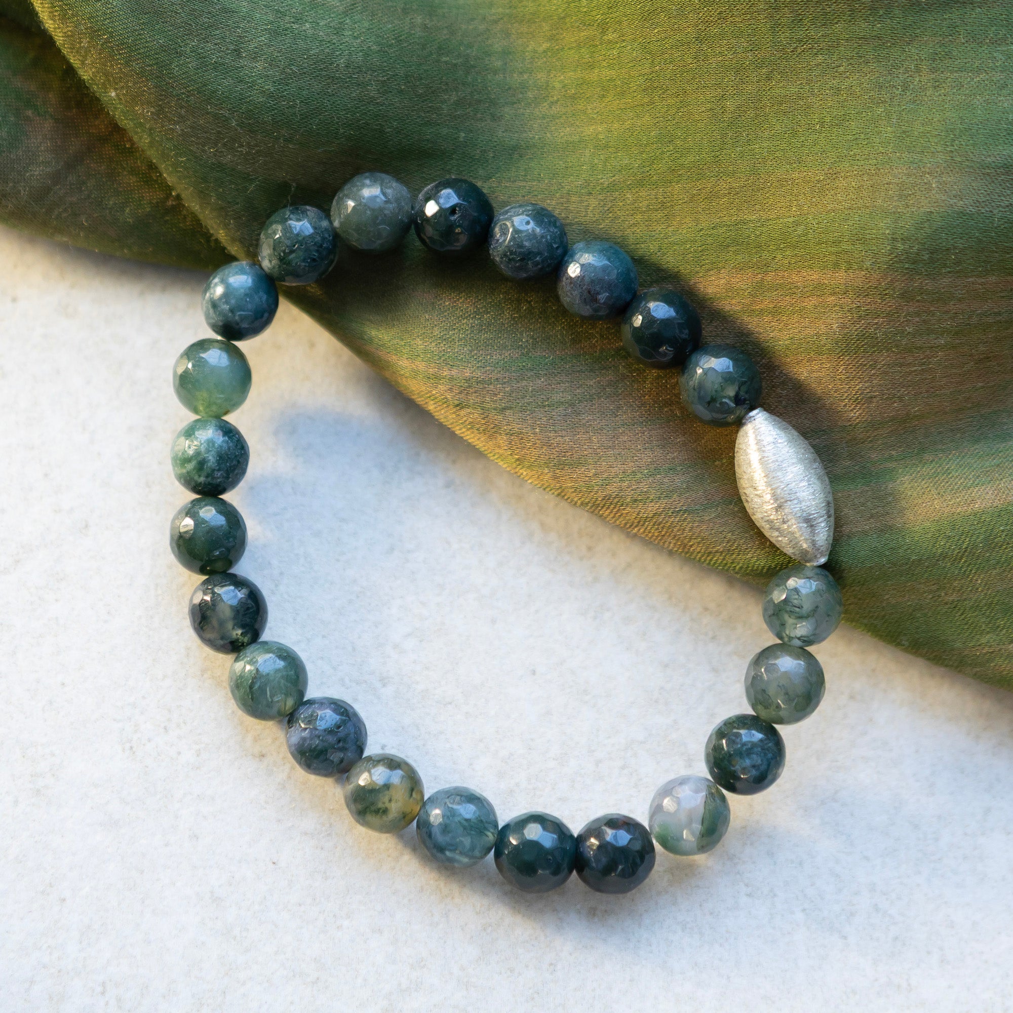 Sammalakaatti rannekoru hopeakoristeella