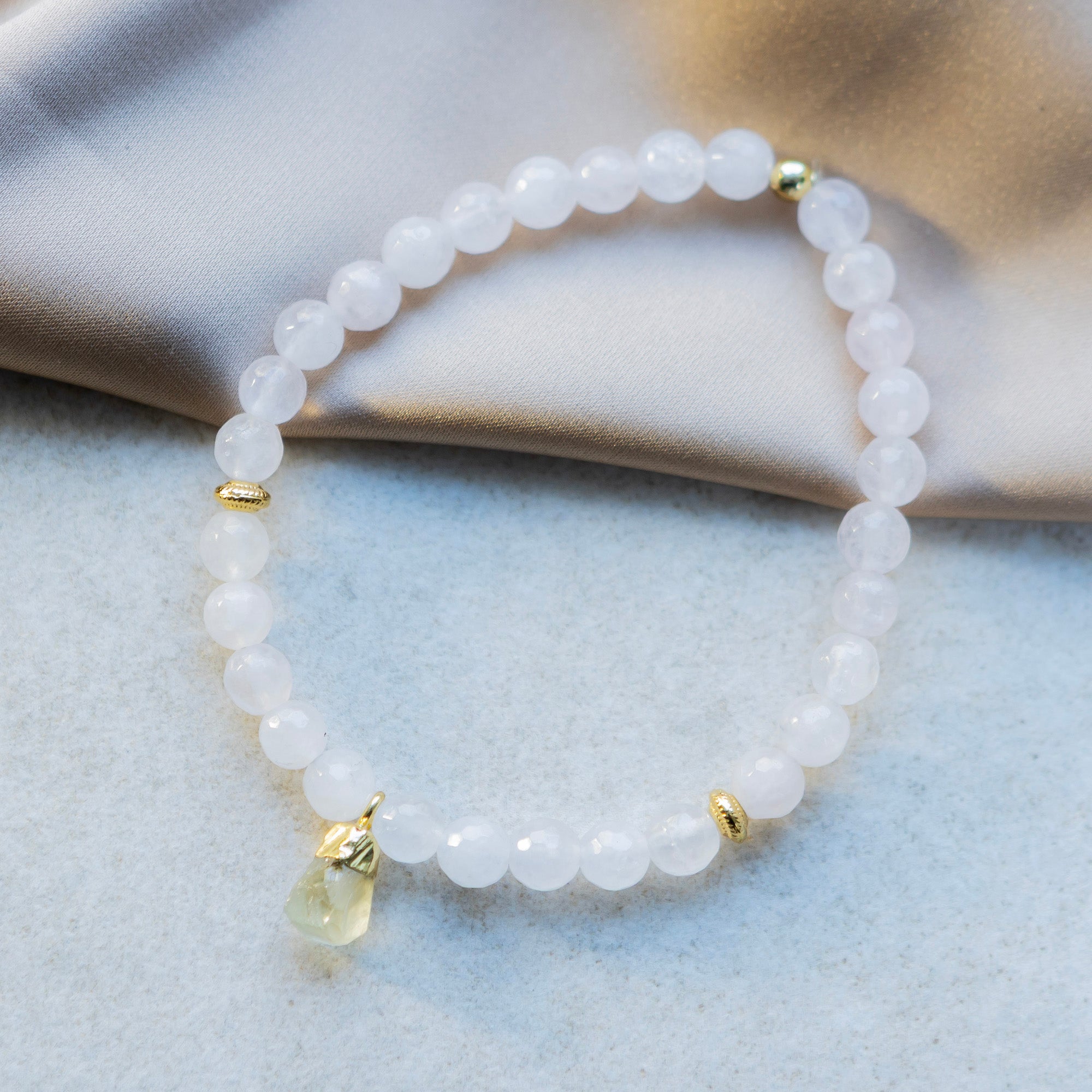 Ruusukvartsi rannekoru prehniitti kivellä ja kullatuilla koristeilla