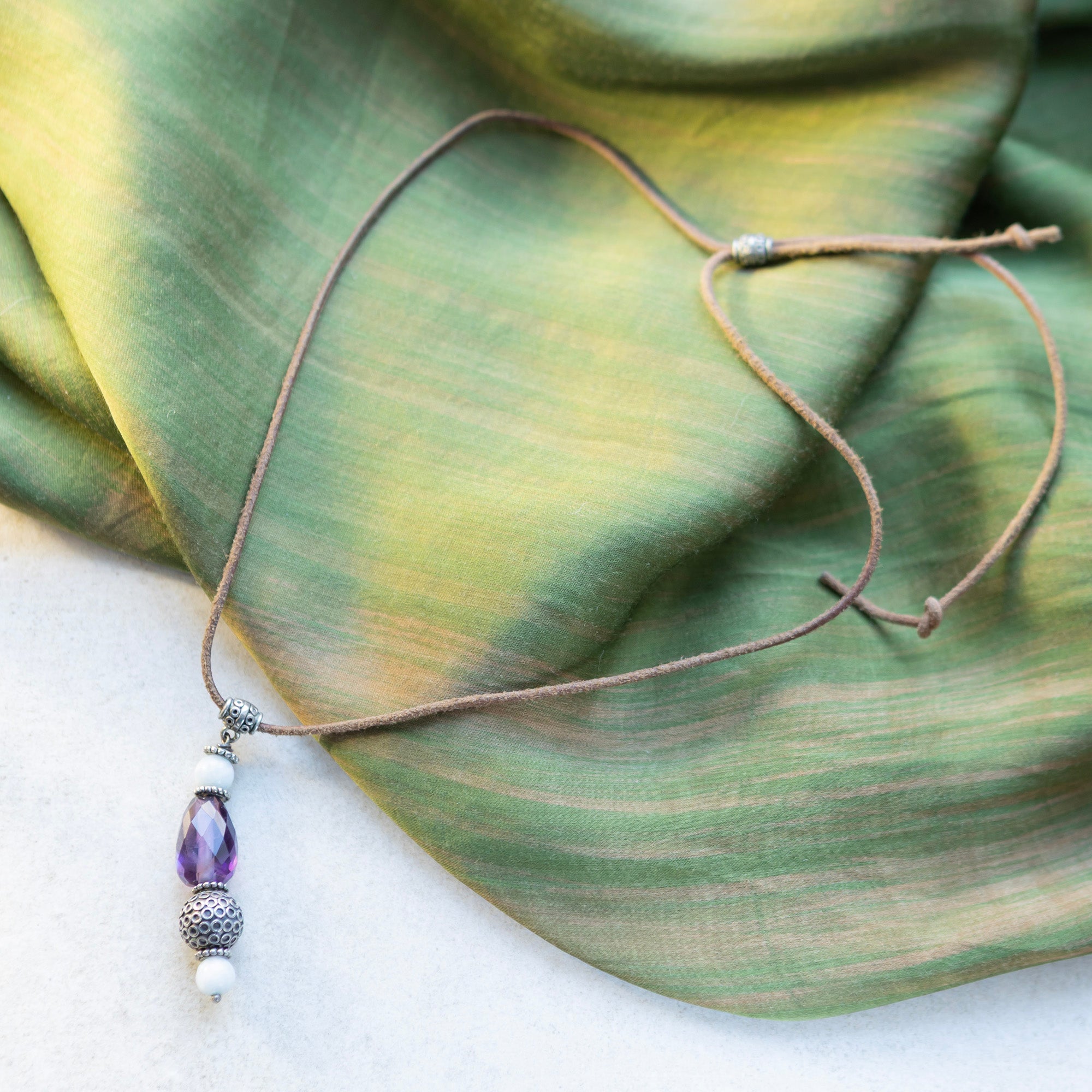 Ametisti / akvamariini kaulakoru hopeakoristeilla nahkanauhassa