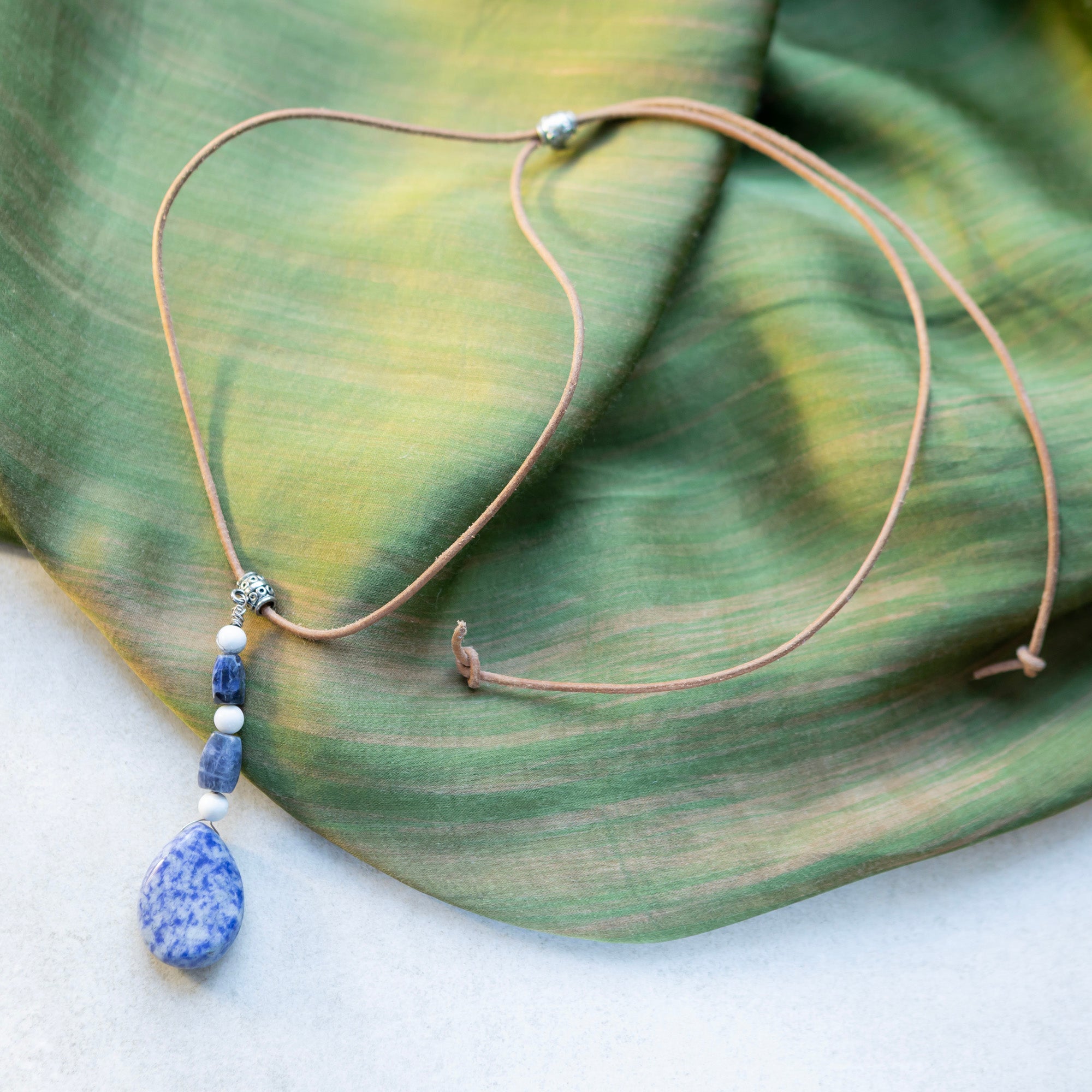 Sodaliitti / howliitti riipus nahkanauhalla