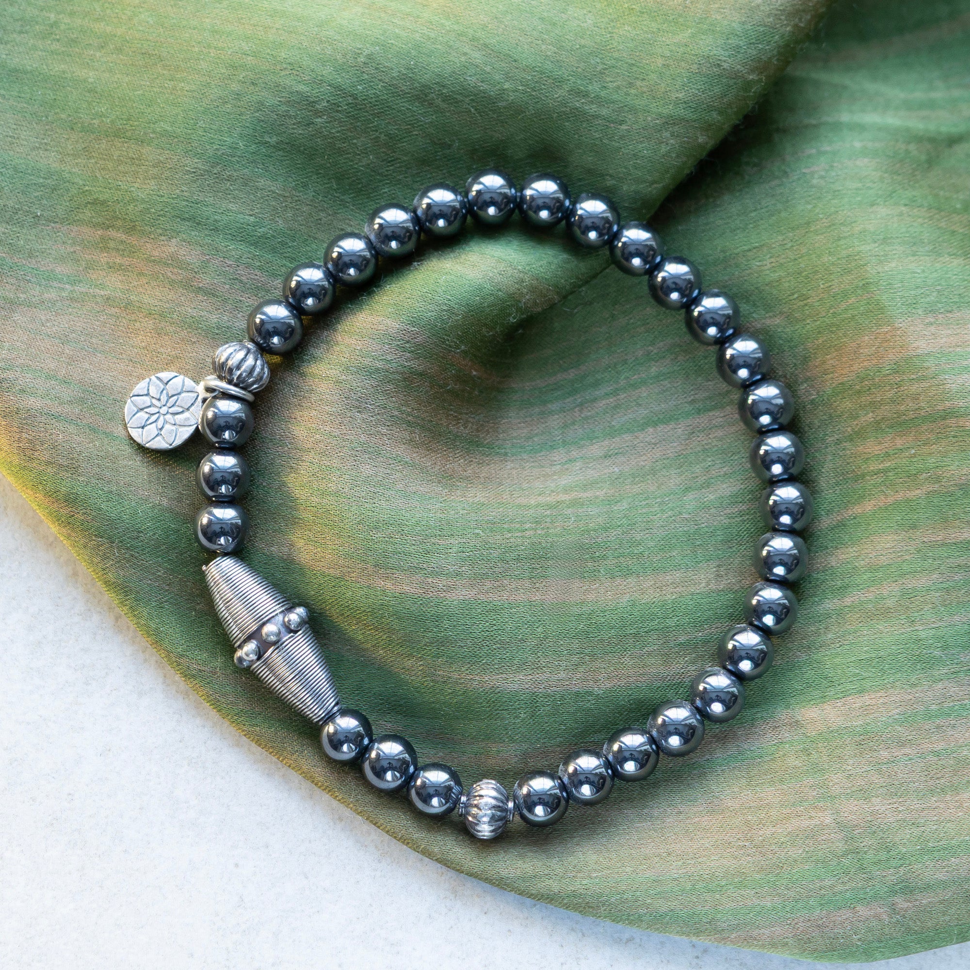 Hematiitti rannekoru hopeisilla käsintehdyillä koristeilla