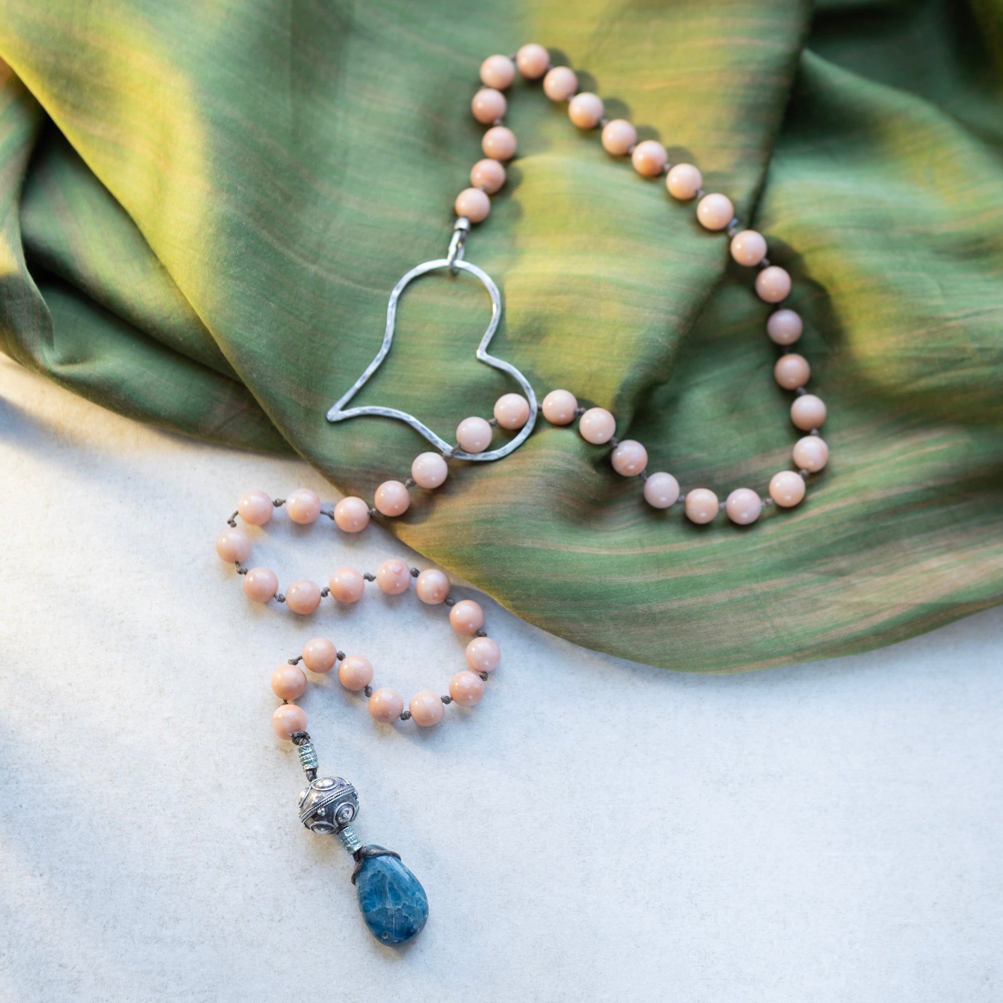 Persikkakuuvivestä ja akaatista solmittu kaulakoru, jossa upeat käsintehdyt hopeaosat