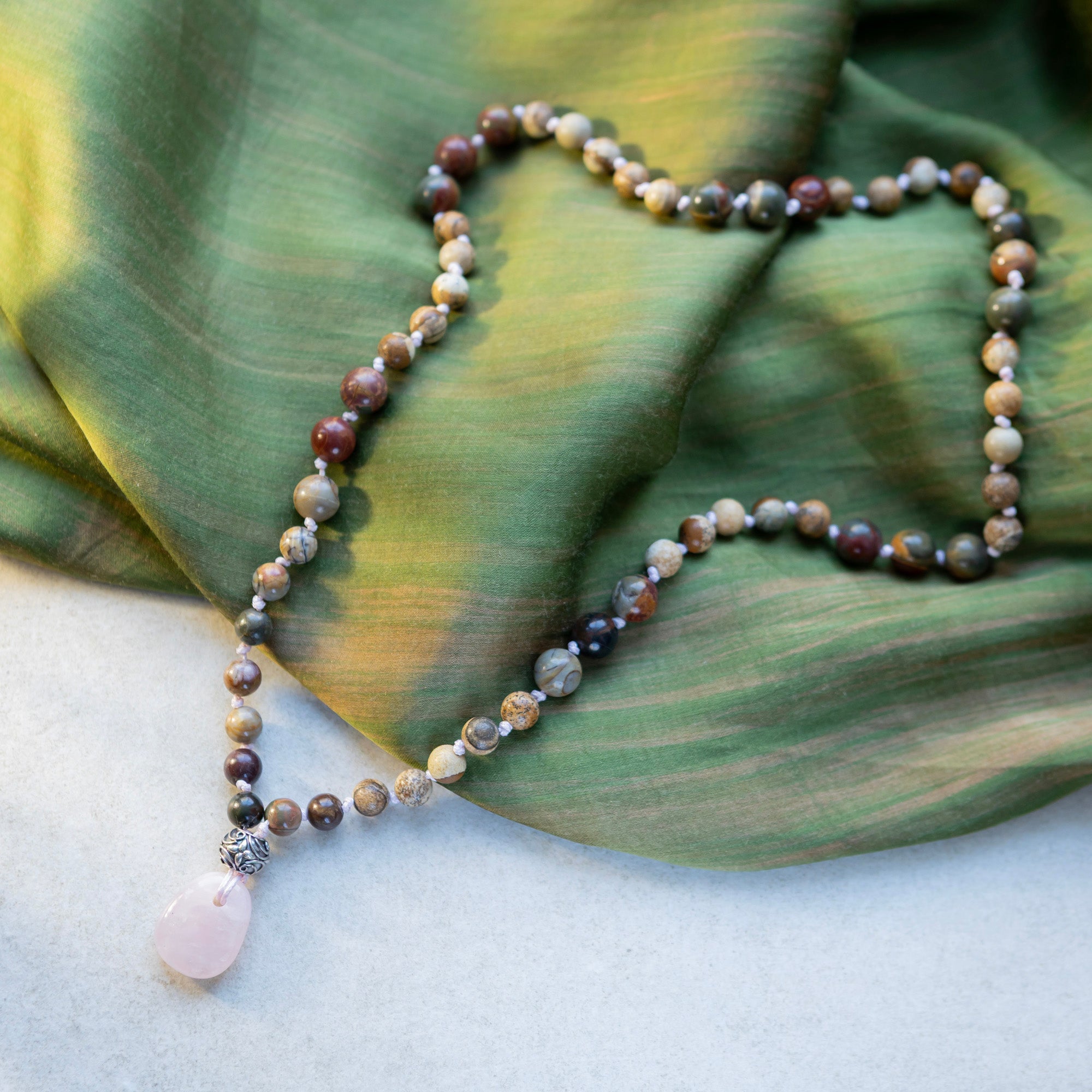 Picasso jasper kaulakoru ruusukvartsikivllä ja hopeakoristeella