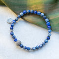 Lapis lazuli rannekoru hopeisilla koristeilla