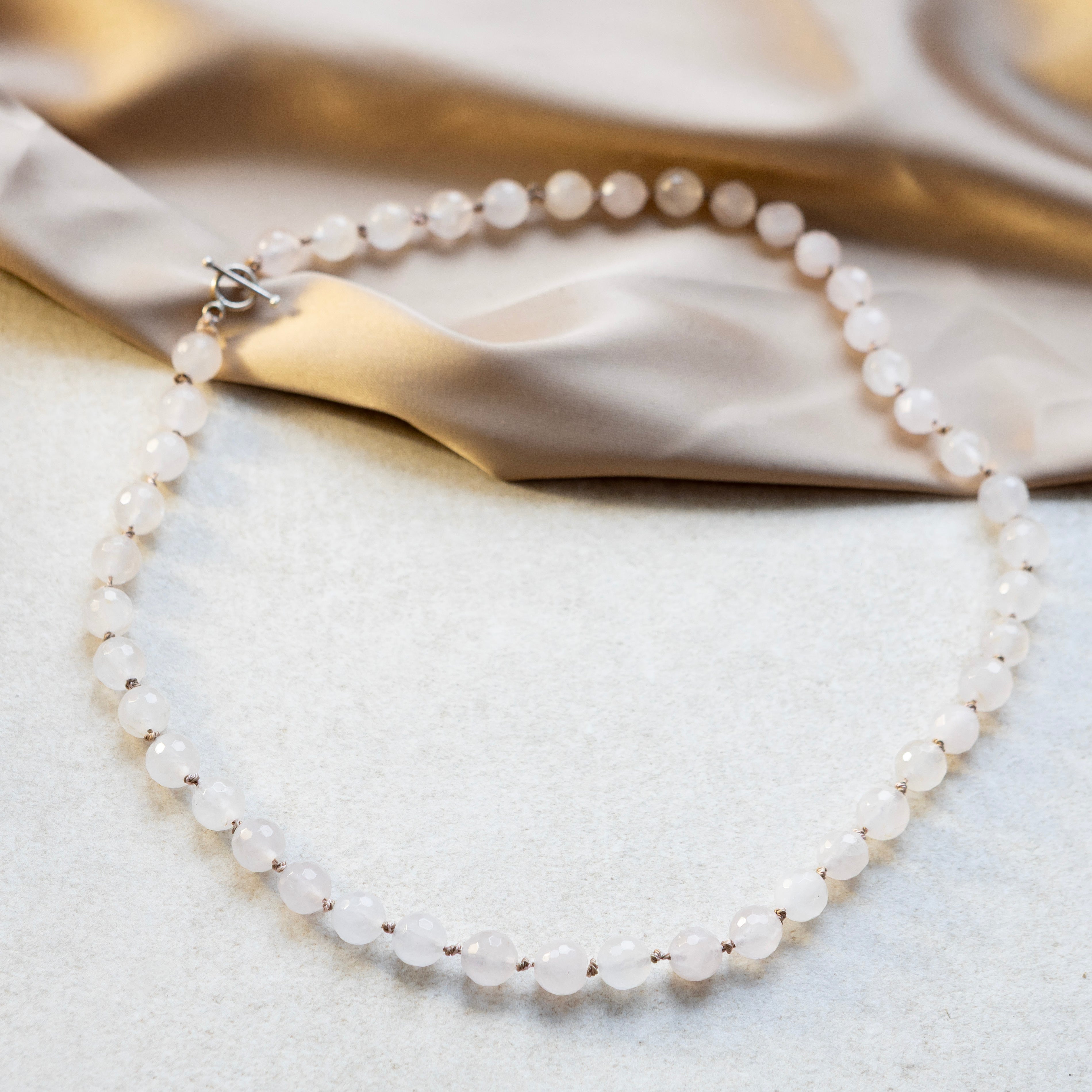 Solmittu ruusukvartsi "helminauha"