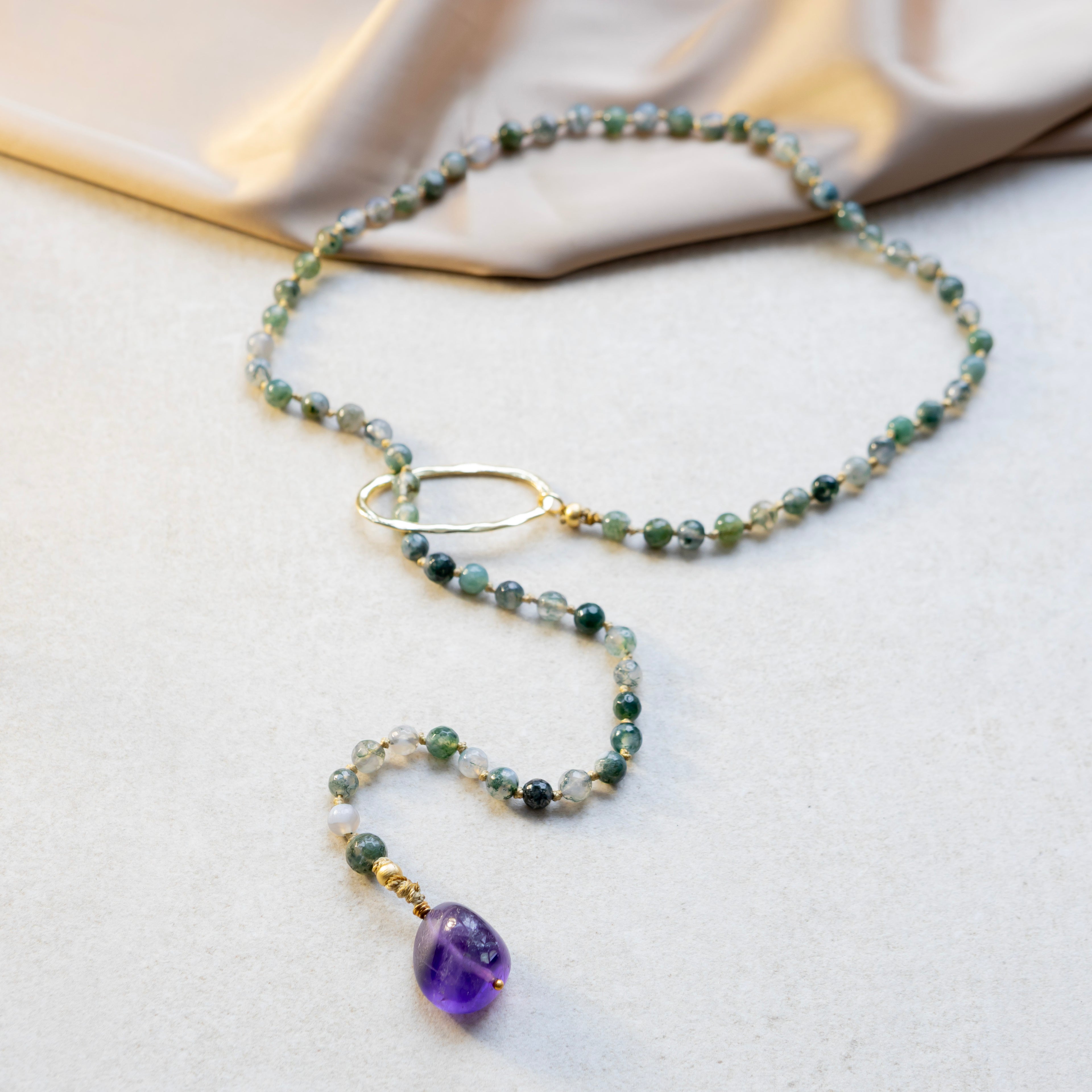 Kietaistava sammalakaatti kaulakoru