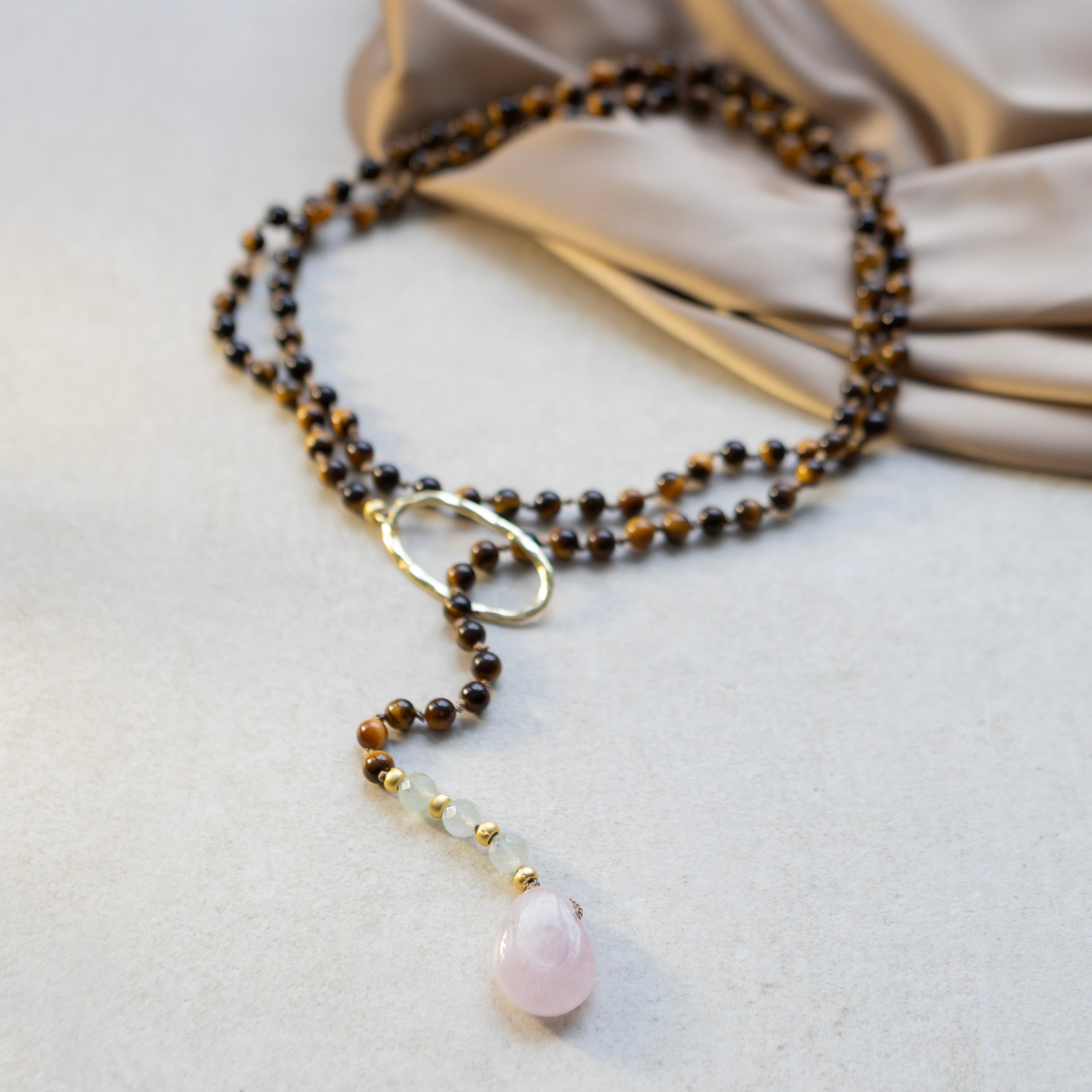 Pitkä, kieputettava kaulakoru 6 mm tiikerinsilmä kivistä, prehniitistä ja ruusukvartsista