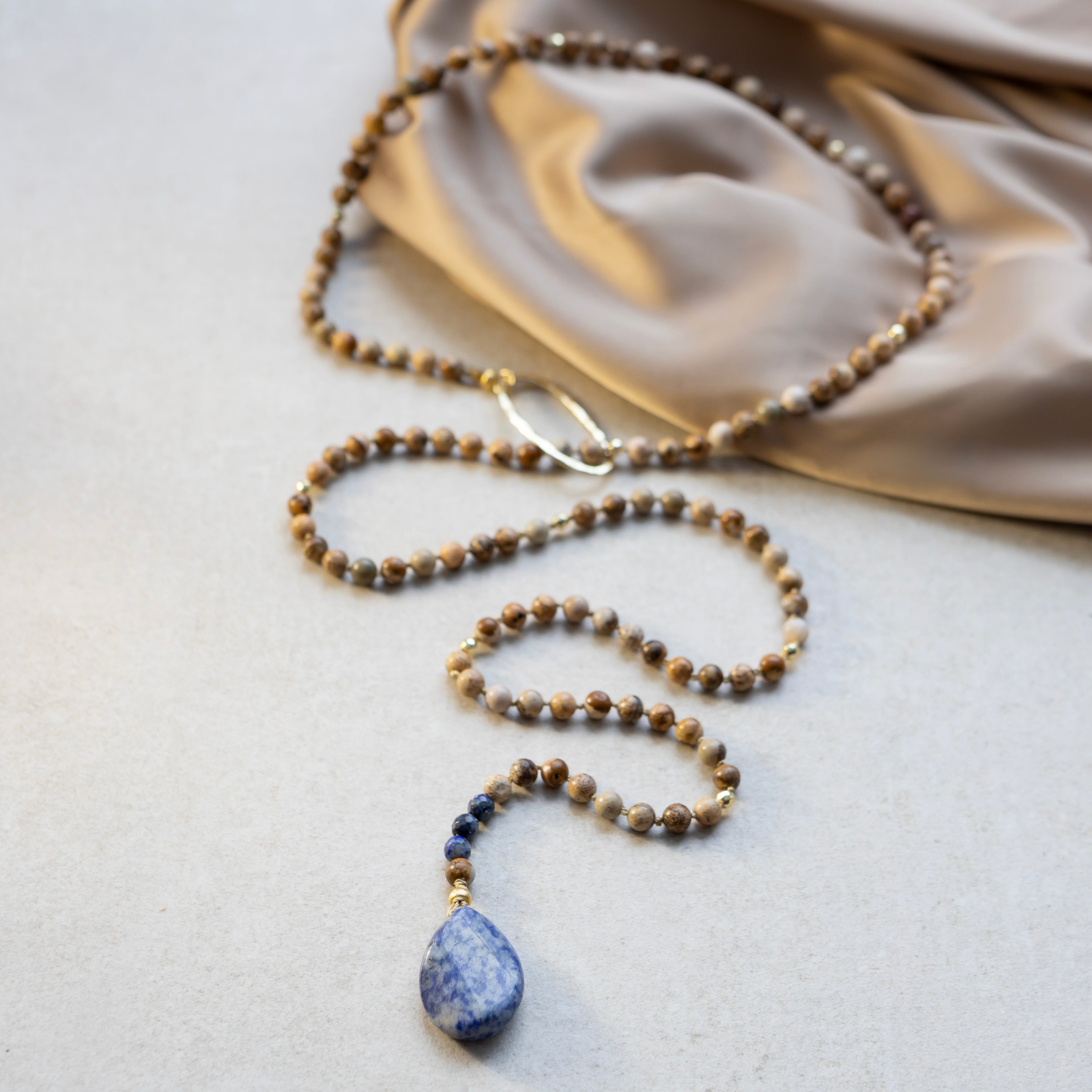 Maisemajaspis kietaistava kaulakoru