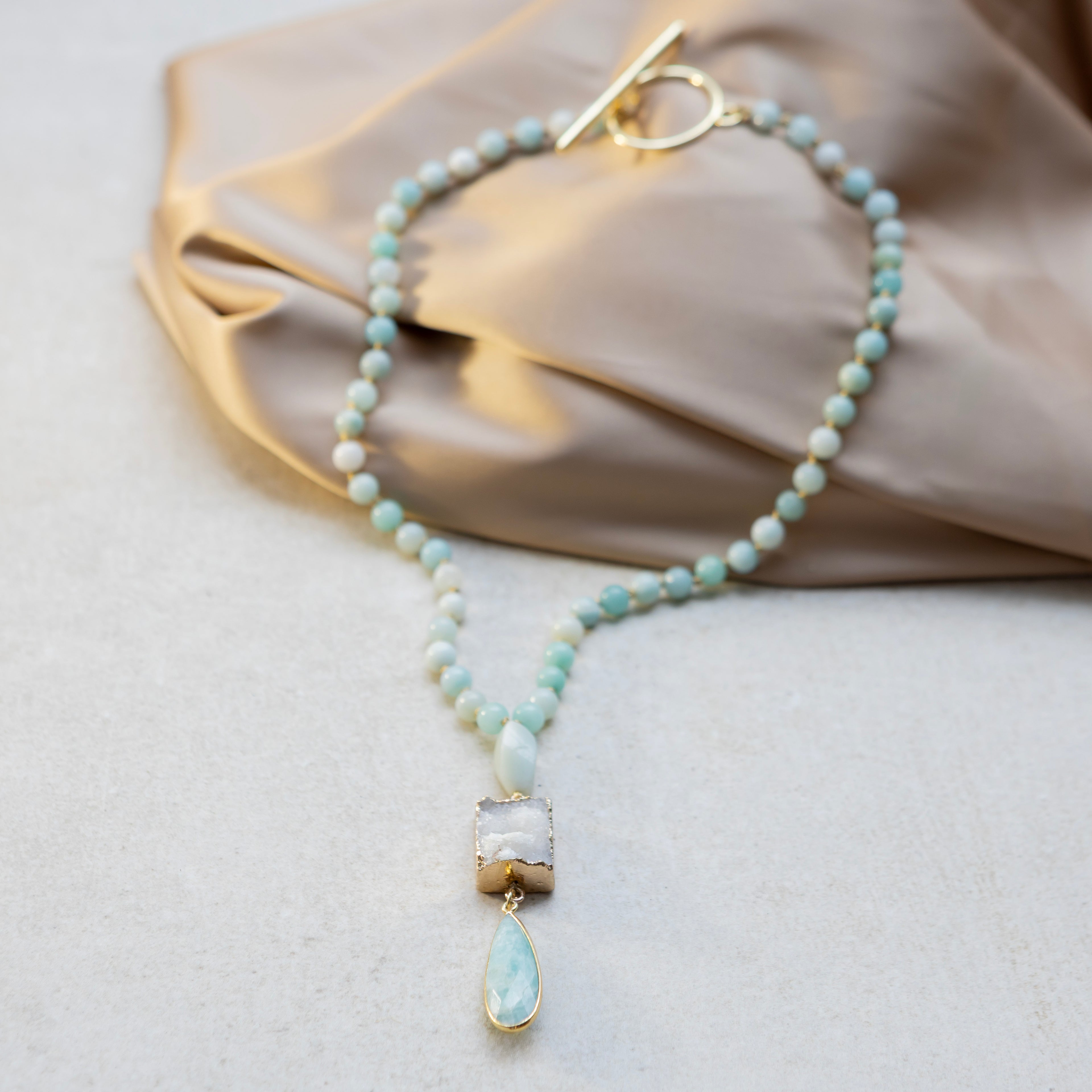 Amatsoniitti kaulakoru kullatulla isolla lukolla