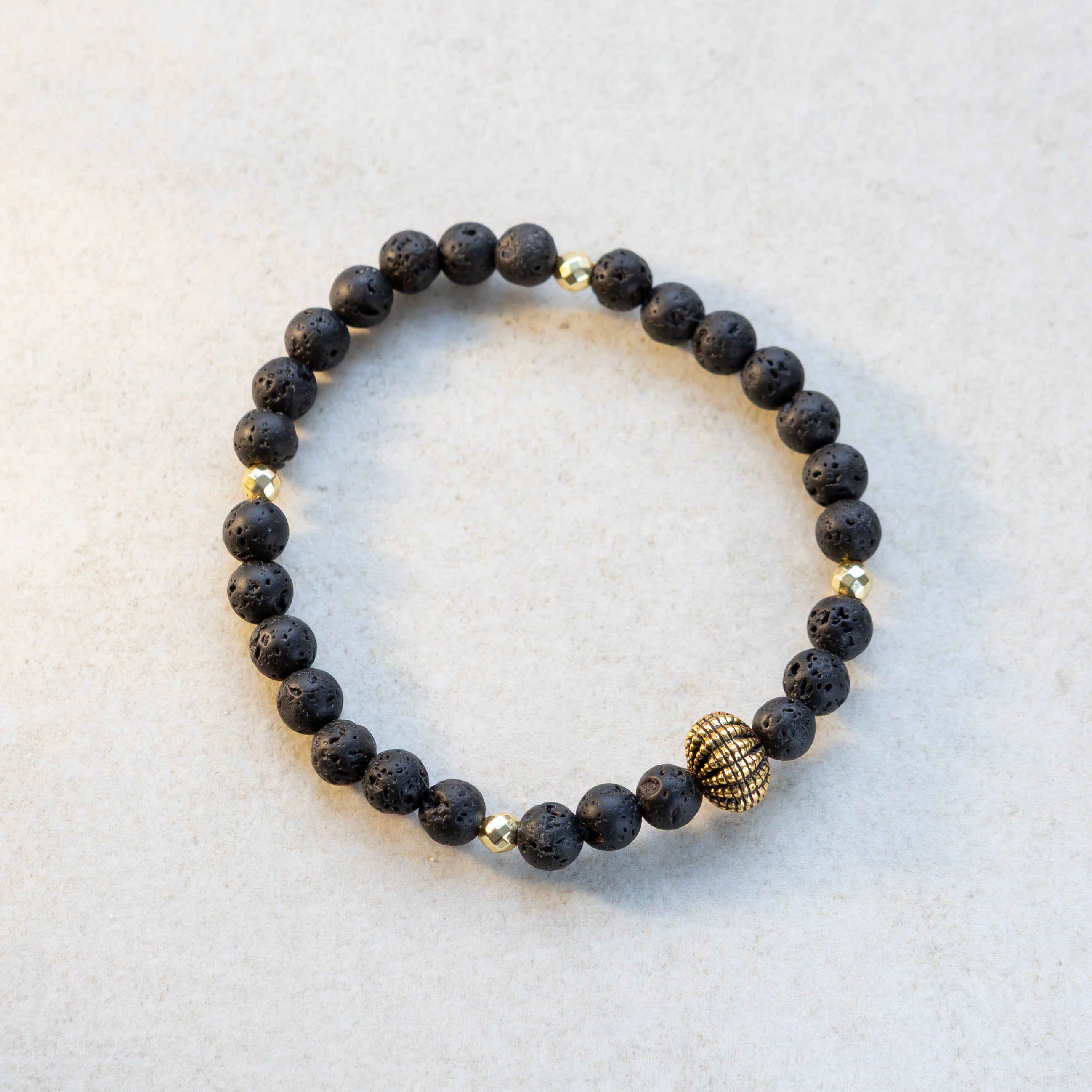 Laavakivi rannekoru messinkisellä koristeella