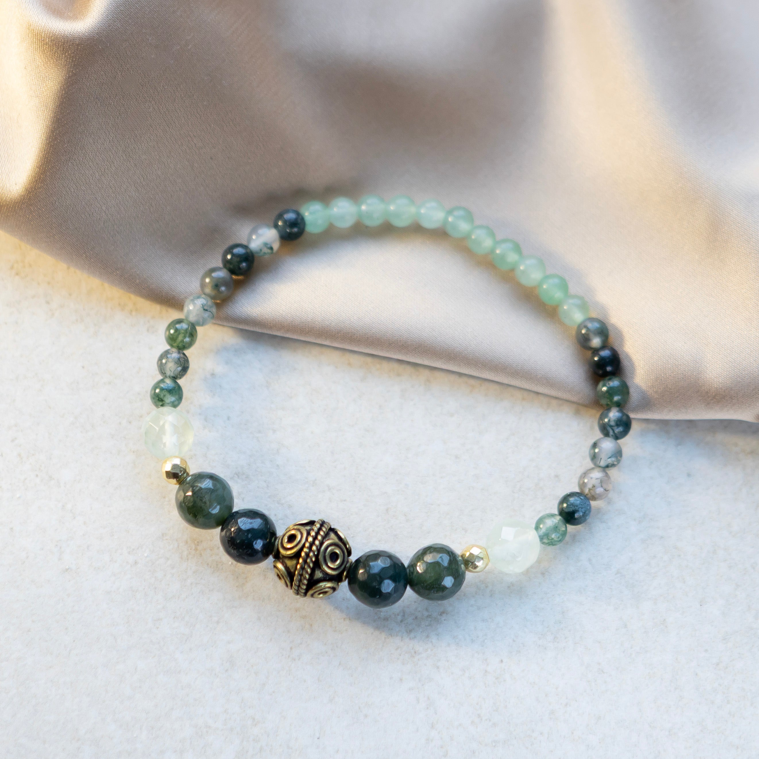 Vihreäsävyinen rannekoru pronssikoristeella