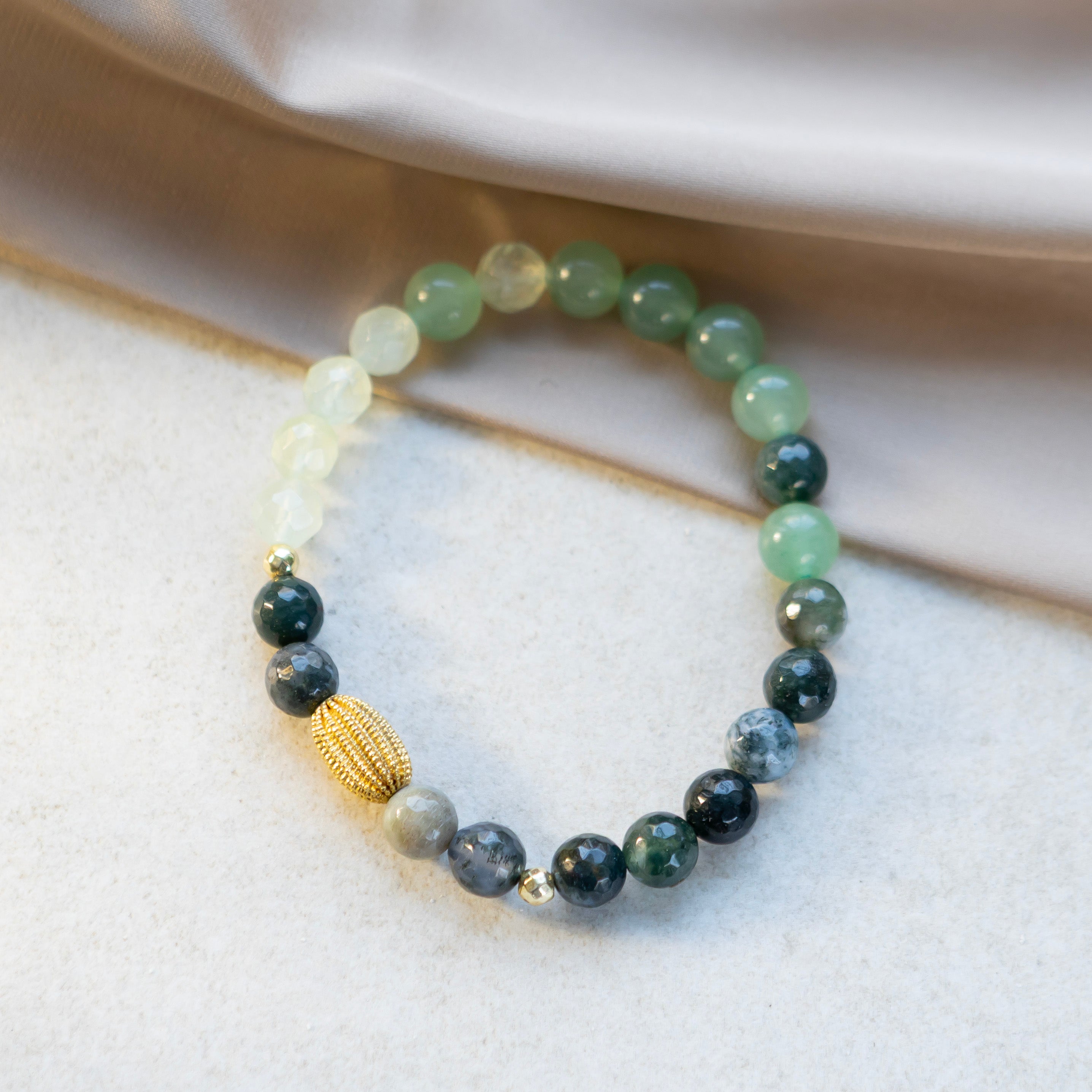 Vihreäsävyinen rannekoru kullatulla koristeella