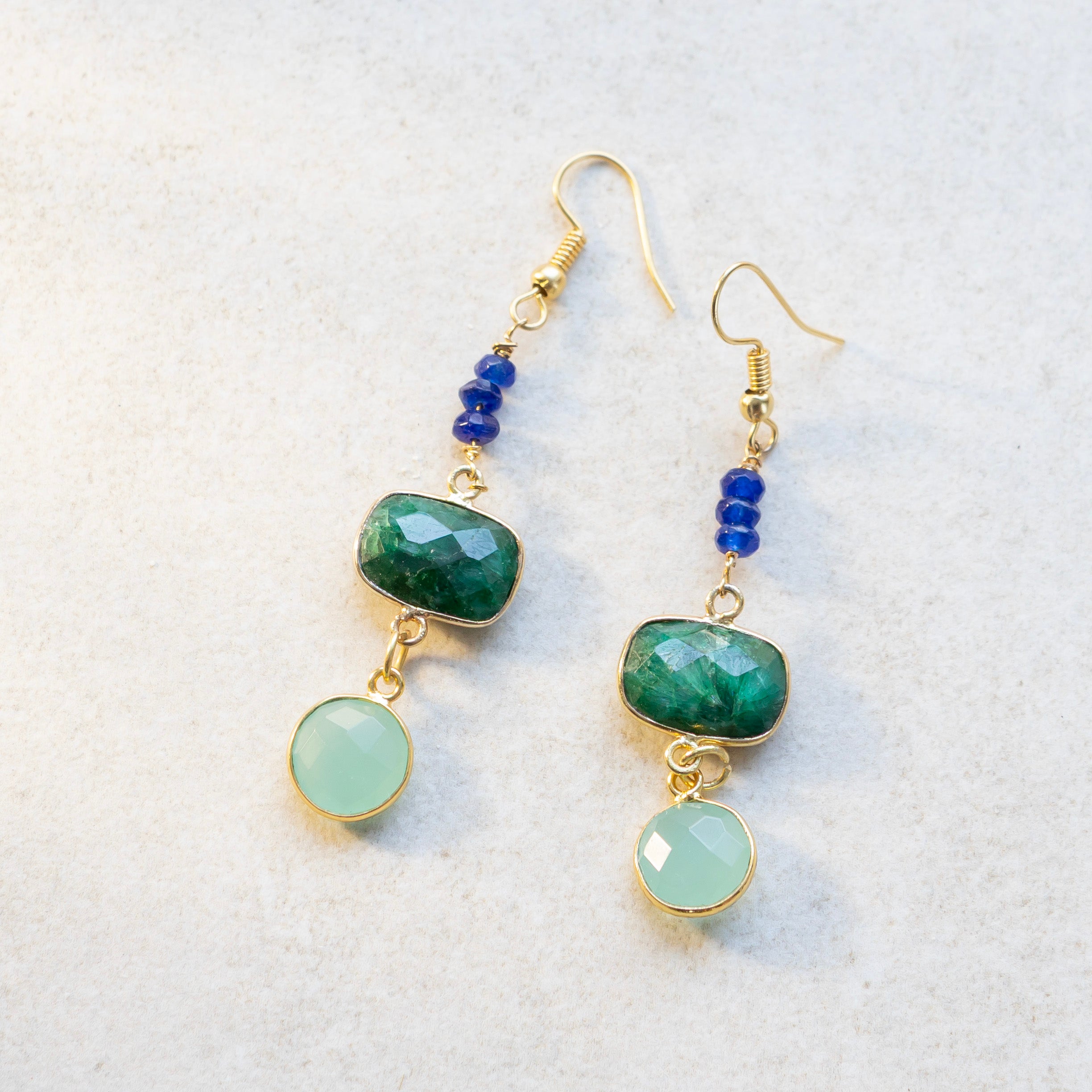 Roikkuvat värikkäät korvikset