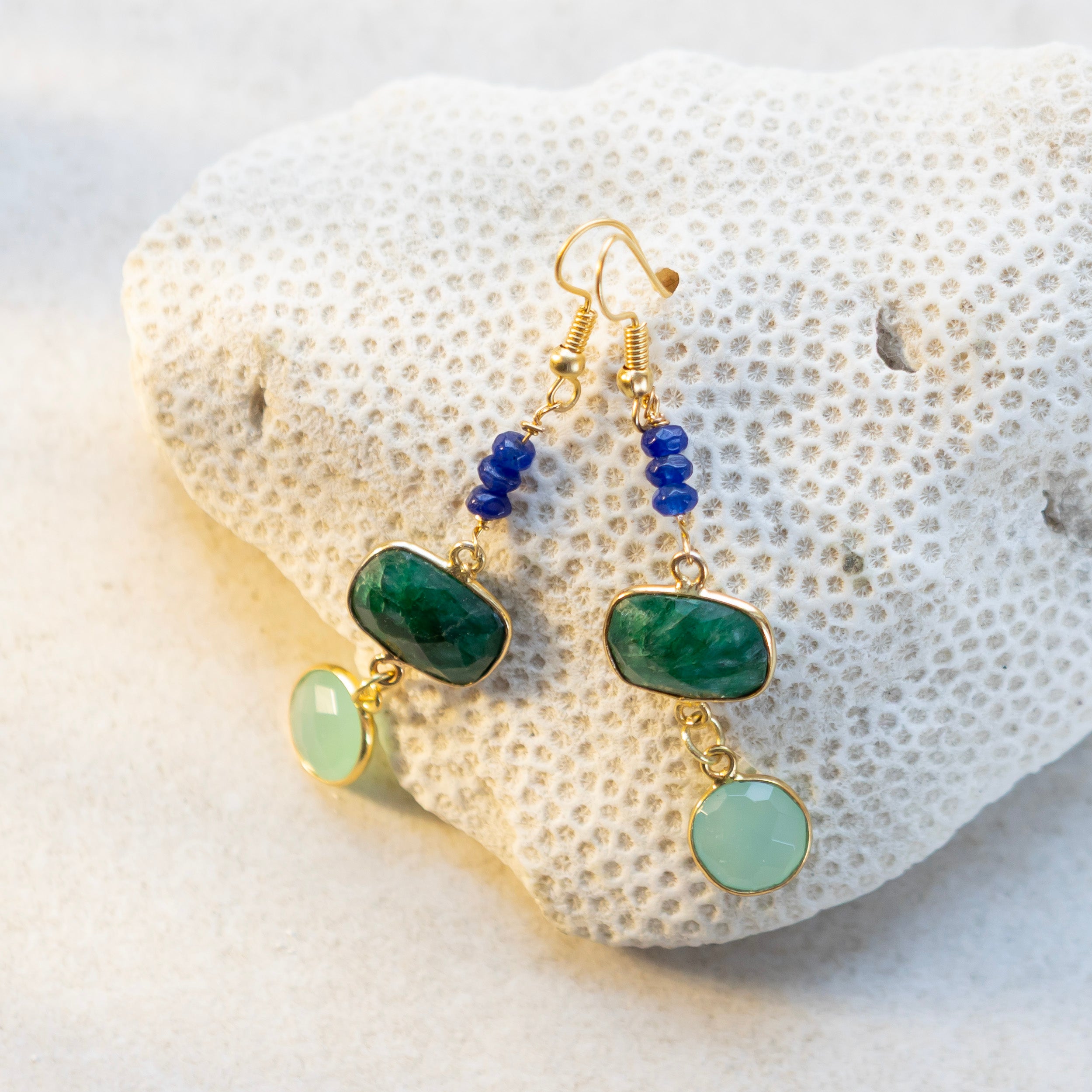 Roikkuvat värikkäät korvikset