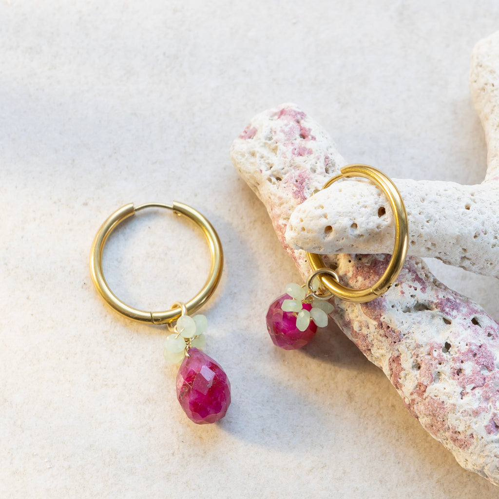 Rubiinikorvikset kullatuissa renkaissa